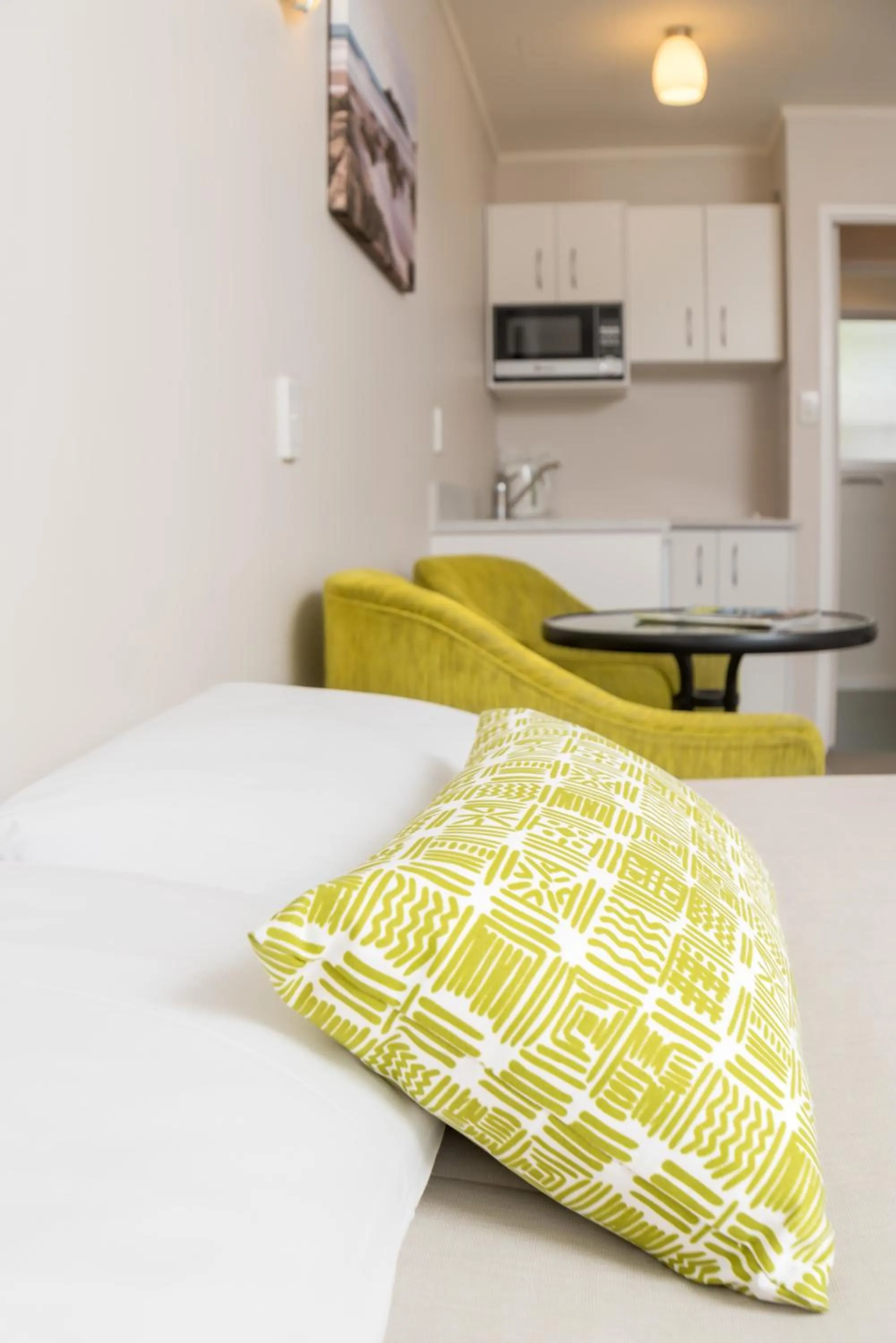 Kitchen or kitchenette, Bed in Outrigger Motel