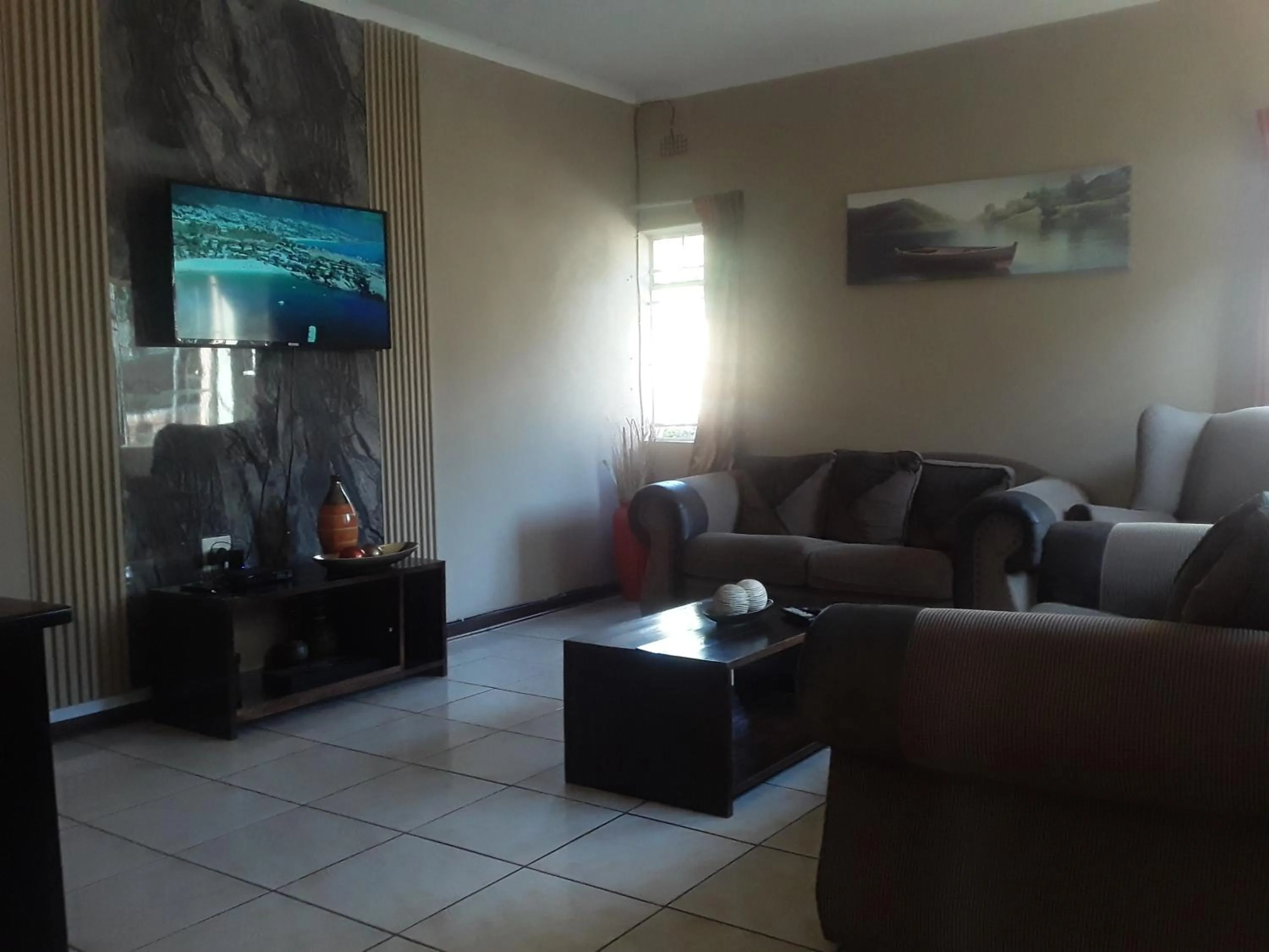 Communal lounge/ TV room in Vuya Nathi Bed and Breakfast