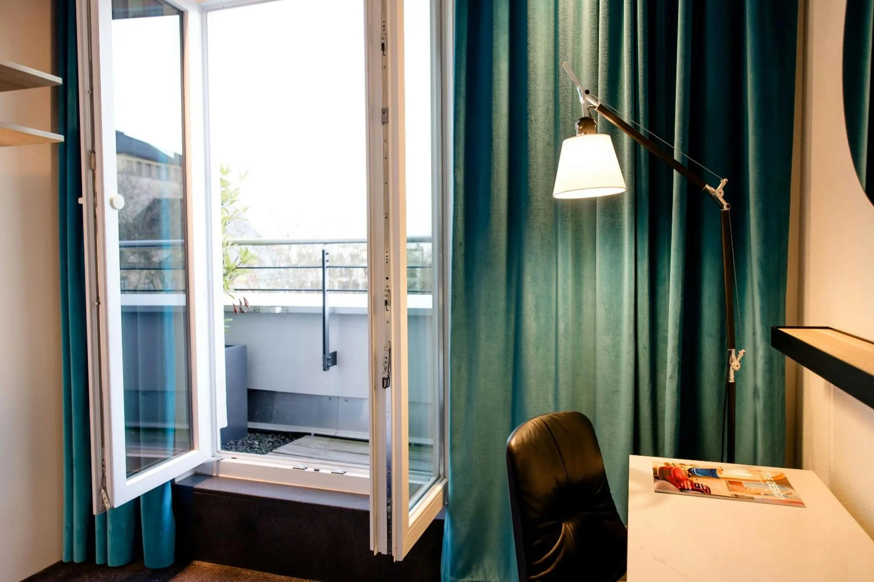 Balcony/Terrace, Bed in Motel One Saarbrücken