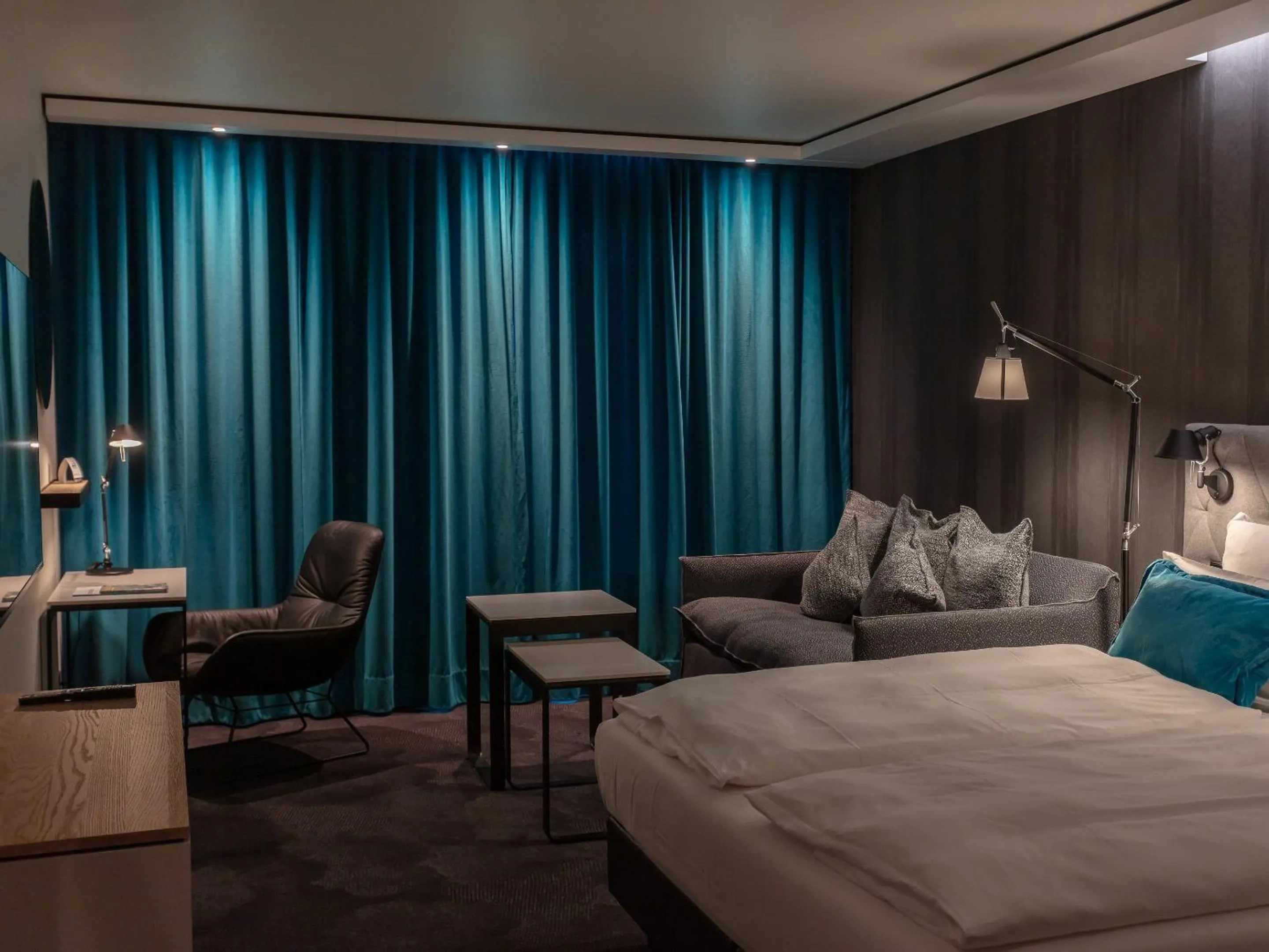 Photo of the whole room, Bed in Motel One Saarbrücken