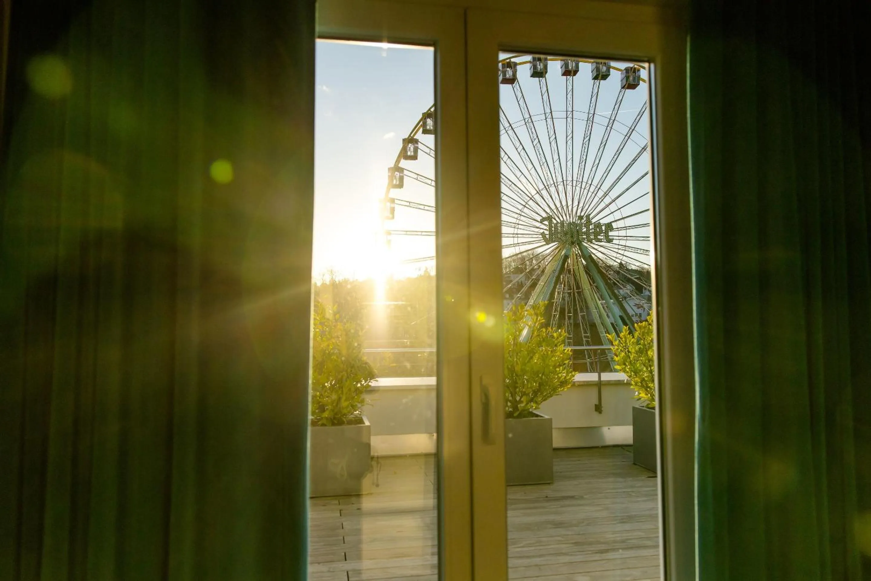 Photo of the whole room in Motel One Saarbrücken
