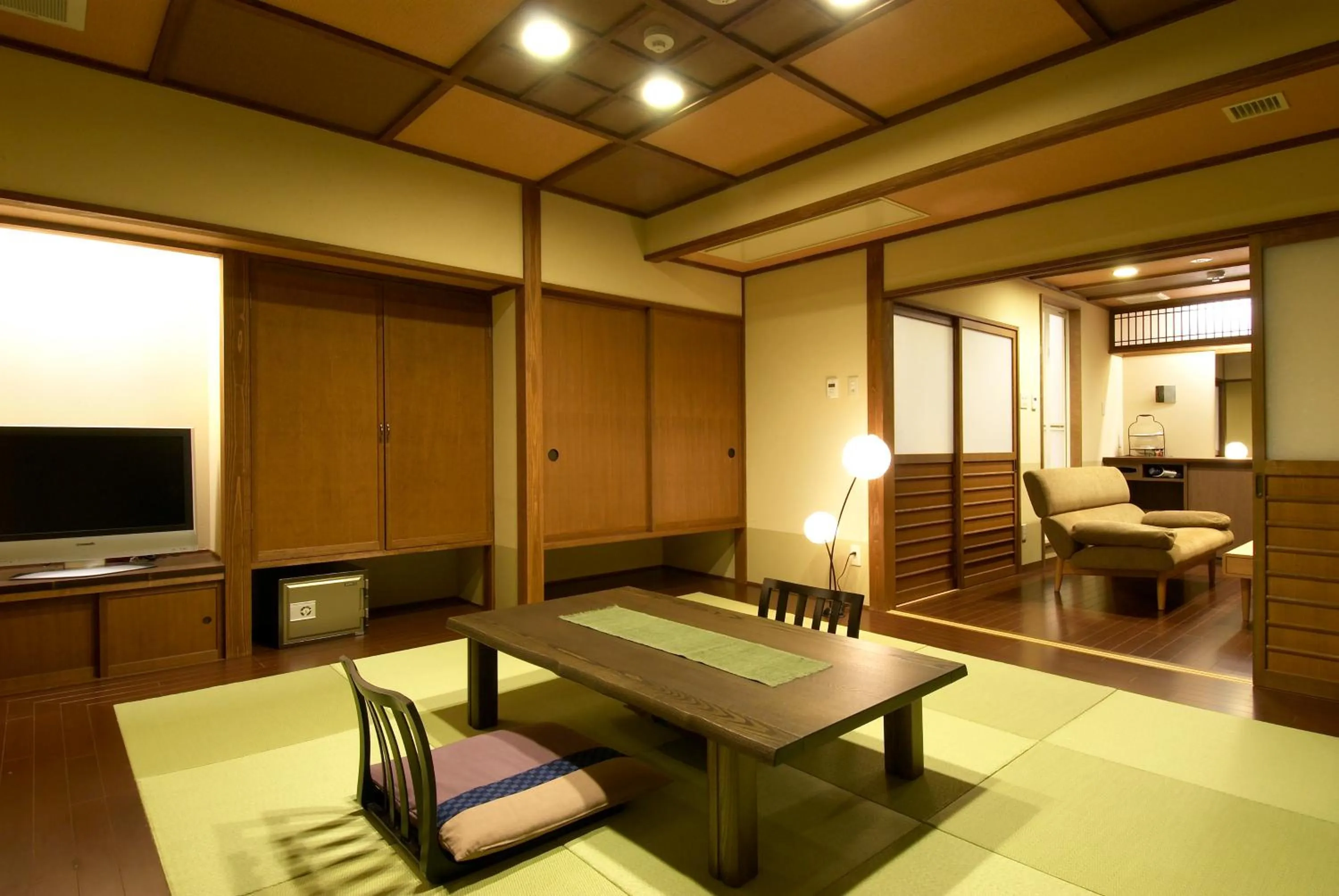 TV and multimedia in Aburaya Tousen