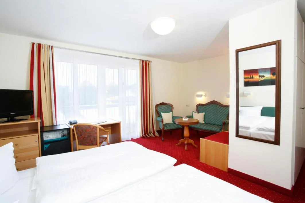 Photo of the whole room, Bed in Hotel Biederstein am Englischen Garten