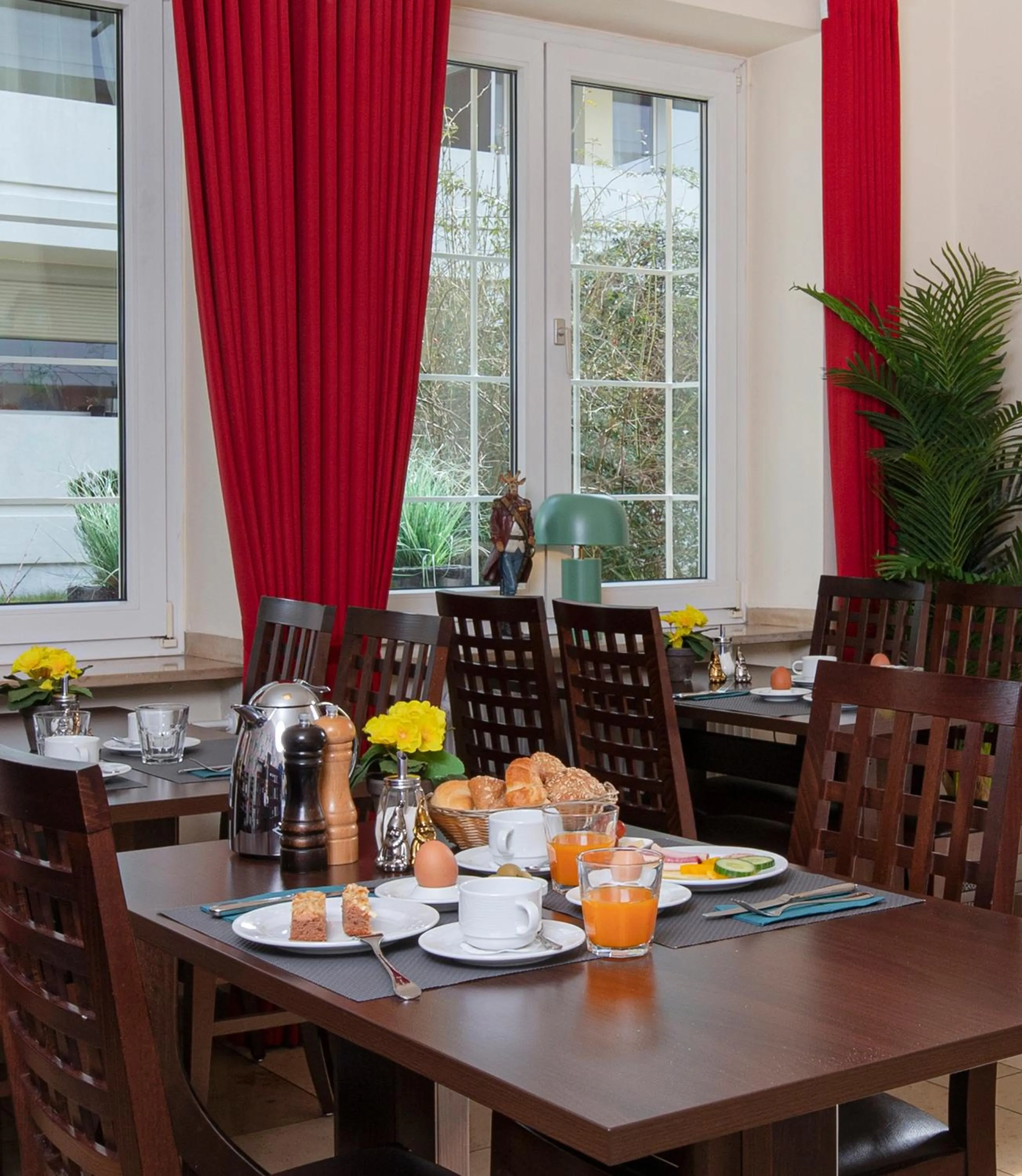 Breakfast in Hotel Biederstein am Englischen Garten