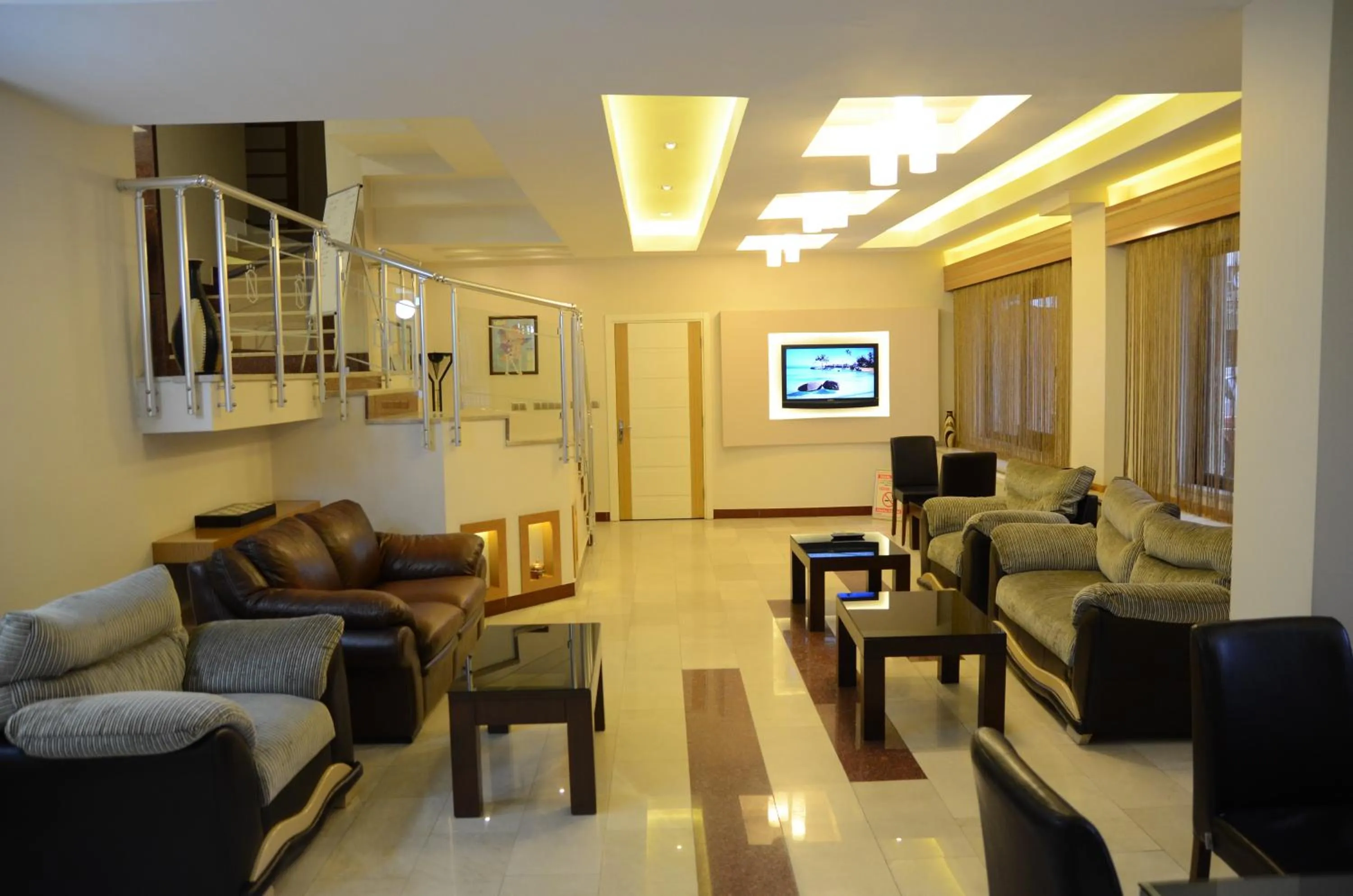 Communal lounge/ TV room in Napa Hotel