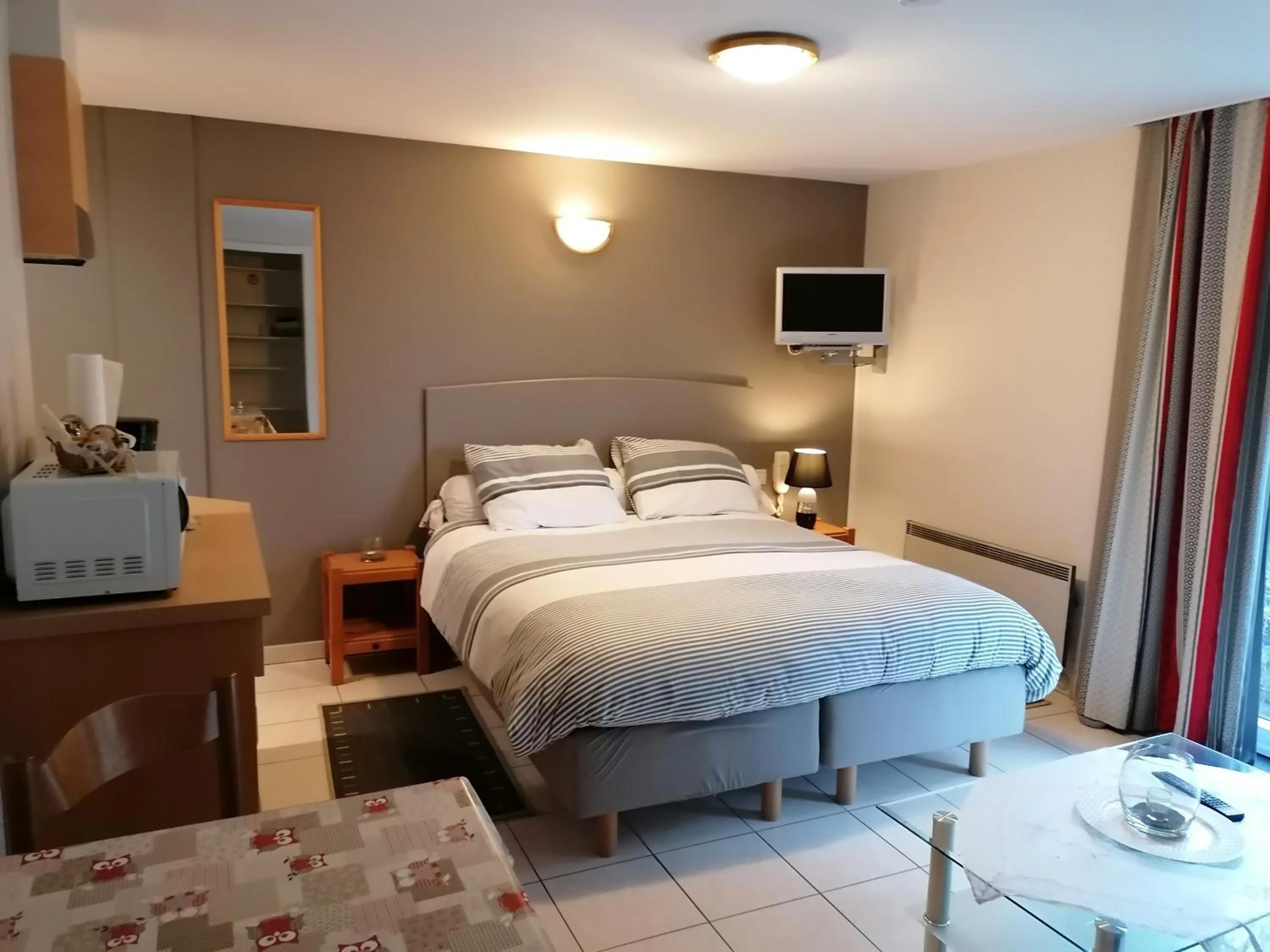 Photo of the whole room, Bed in L'Horizon Studios & Apparts