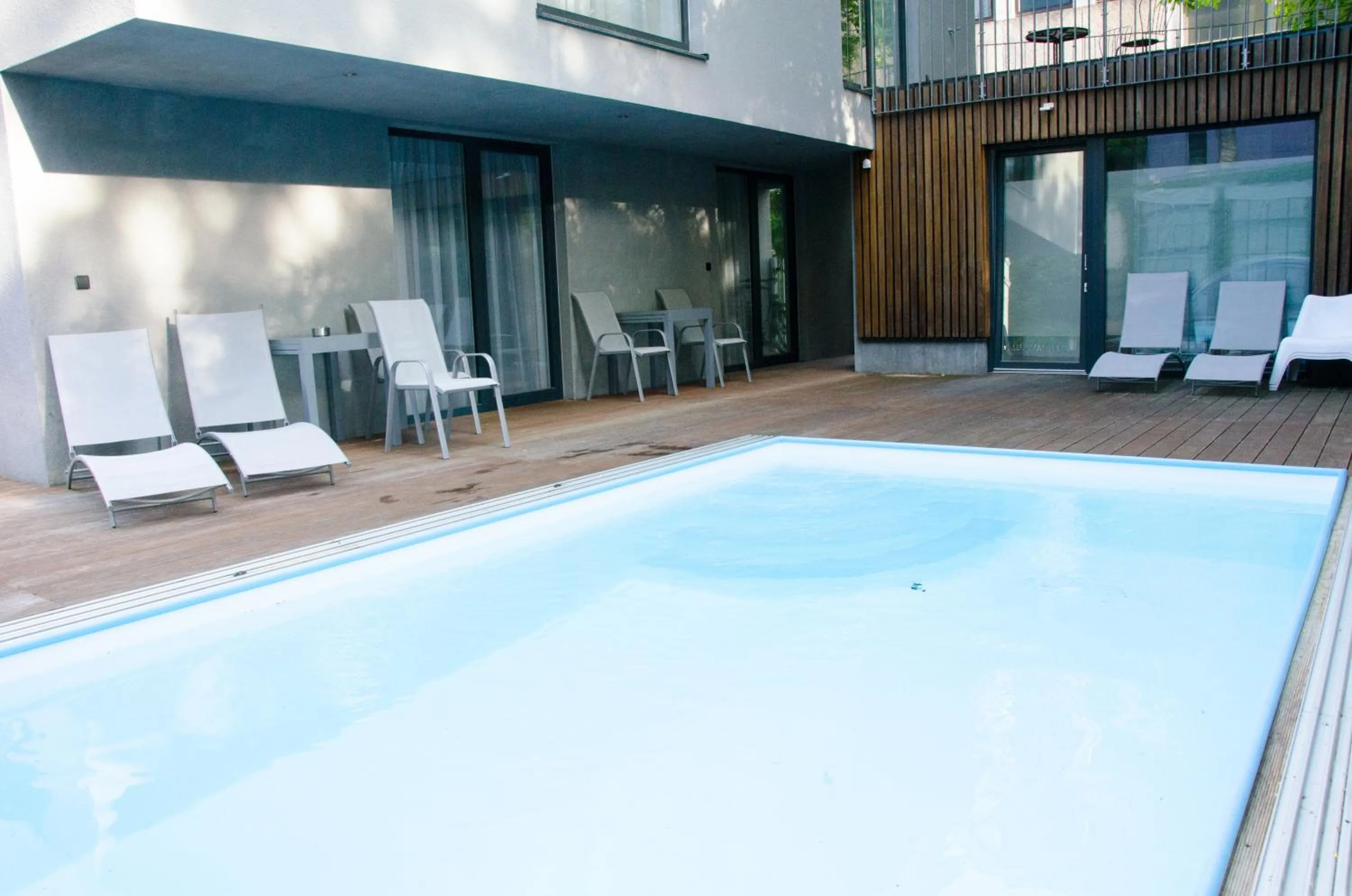 Swimming pool in Room 4 & 5 Apartments