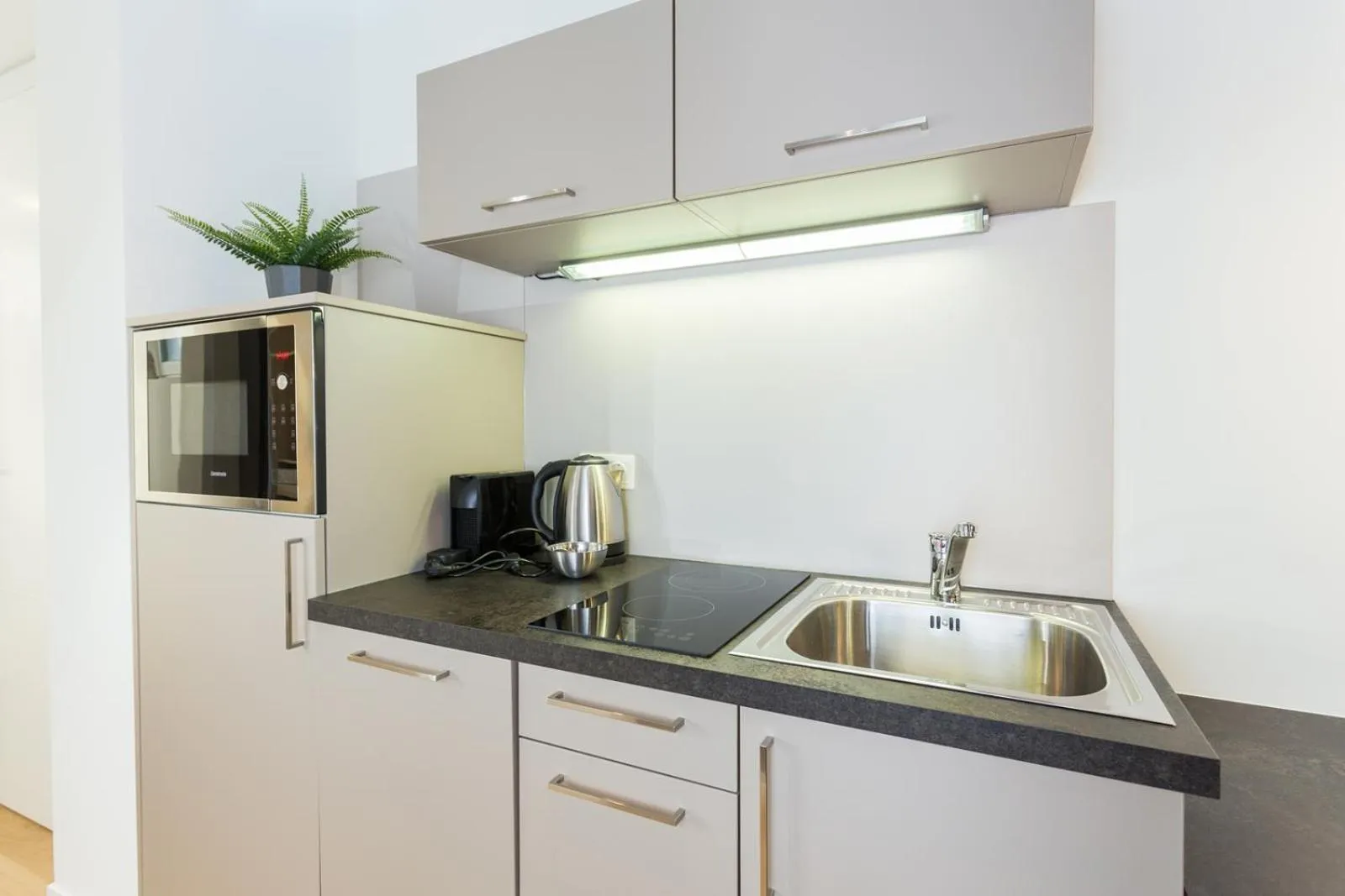 Coffee/tea facilities in Room 4 & 5 Apartments