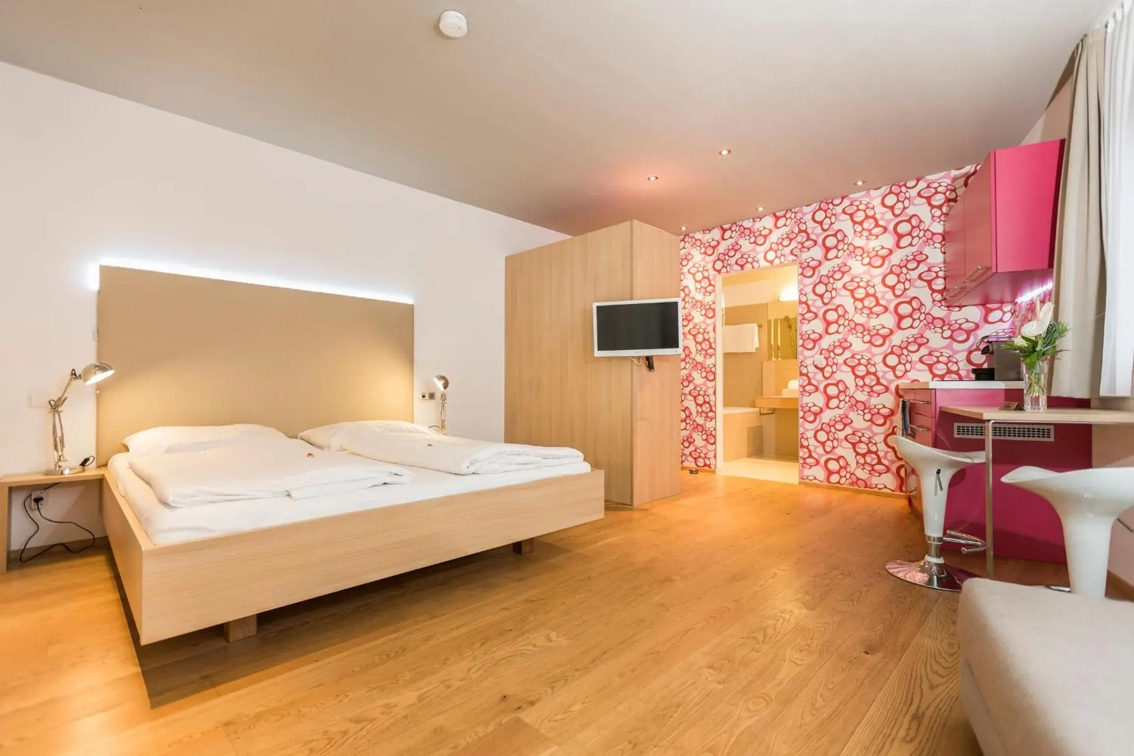 Deluxe Apartment-Studio with bathtub and a large terrace on the 1st floor in Room 4 & 5 Apartments Deluxe Apartment-Studio with bathtub and a large terrace on the 1st floor in Room 4 & 5 Apartments