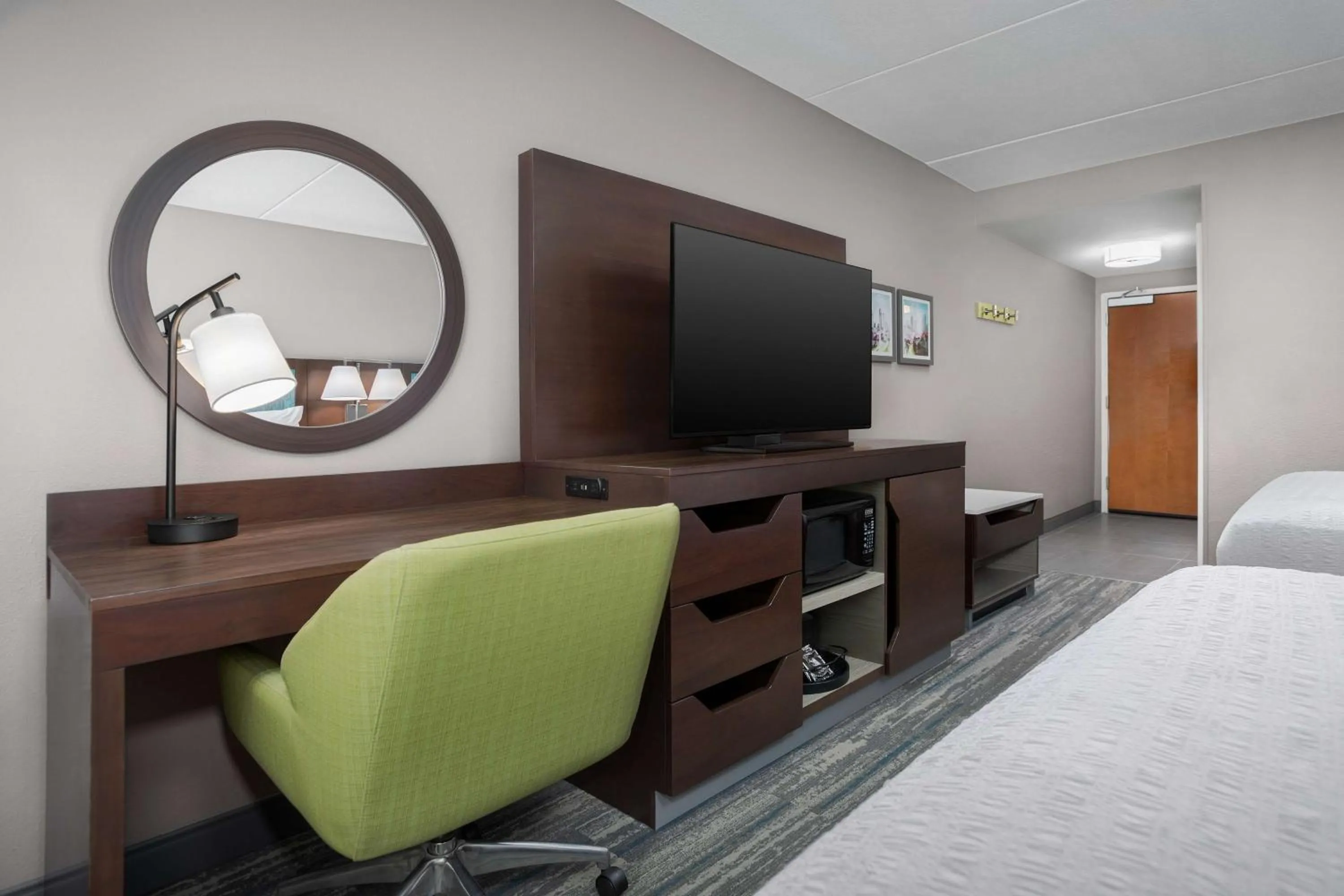 Bedroom, Bed in Hampton Inn & Suites Atlanta-Six Flags