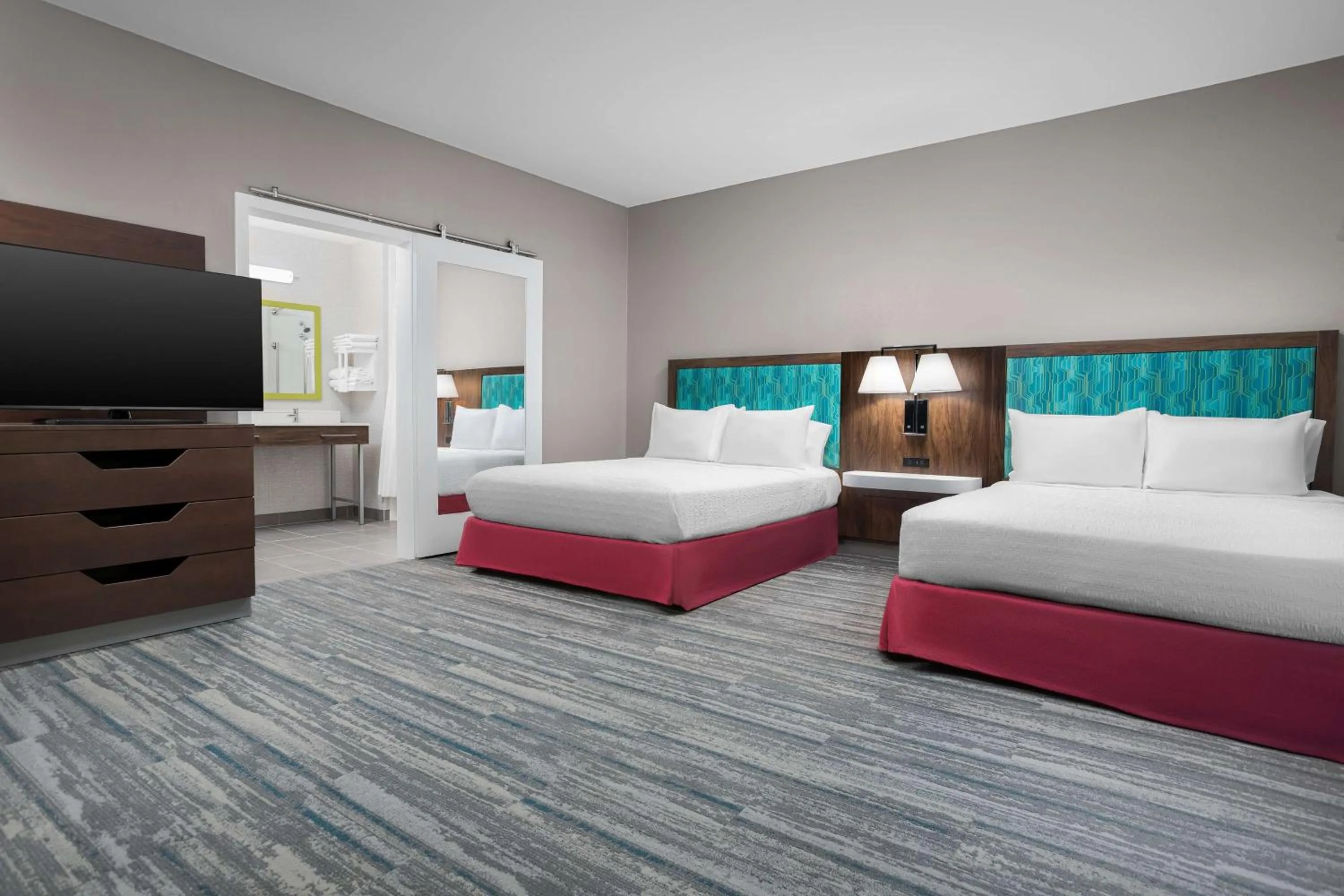 Bed in Hampton Inn & Suites Atlanta-Six Flags