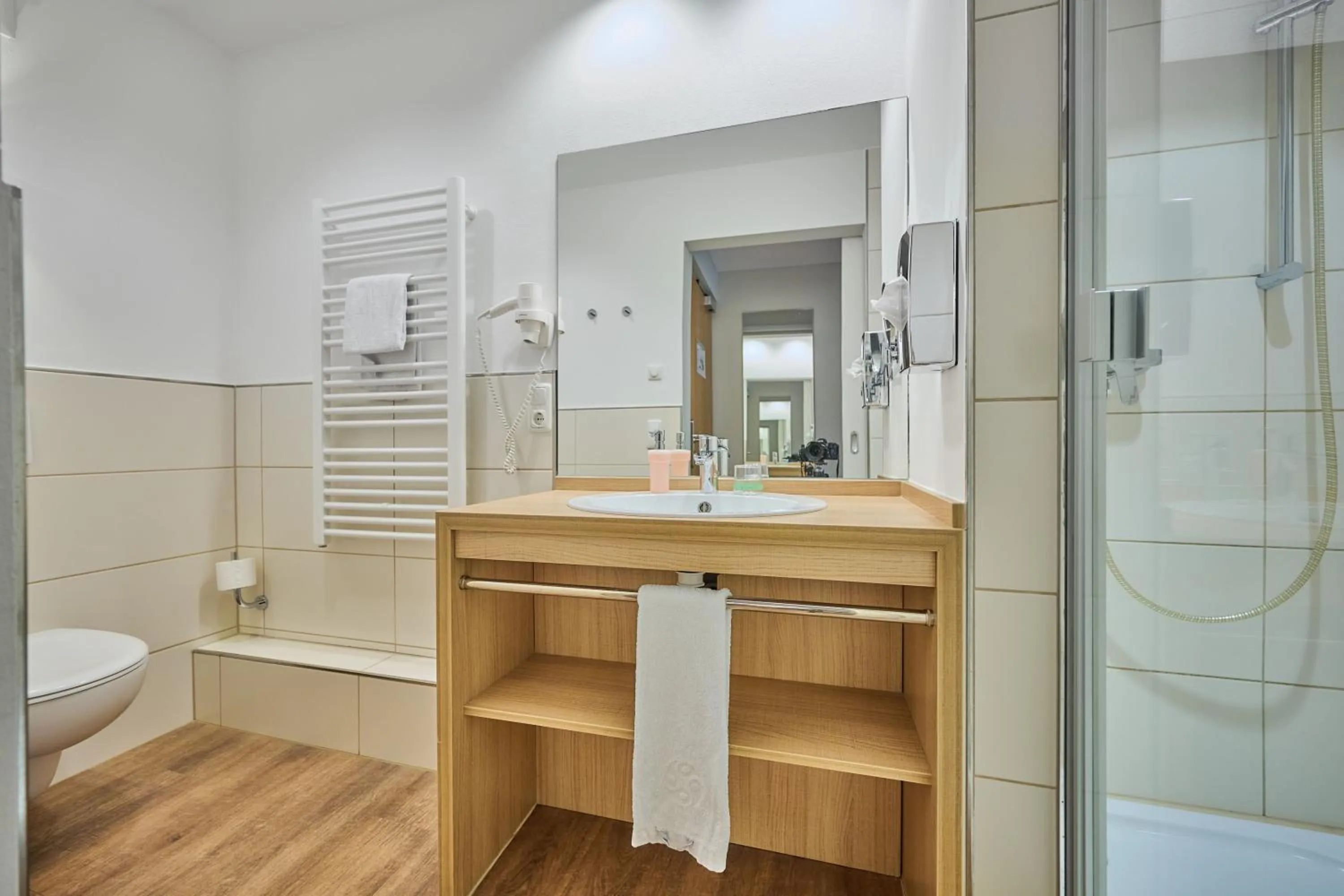 Toilet in Hotel & Gasthaus DAS RÖHRL Straubing