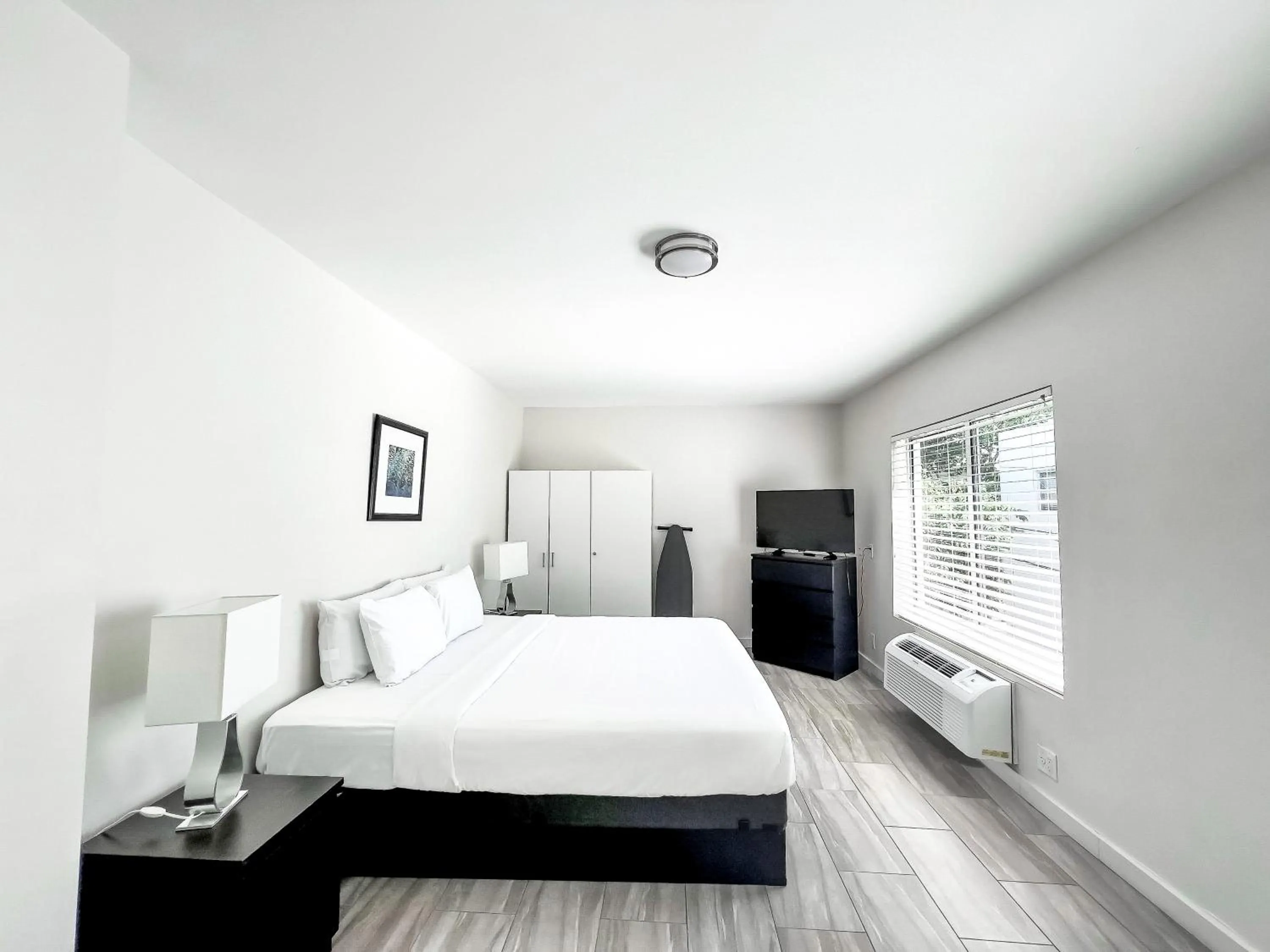 Bedroom, Bed in Beach Gardens