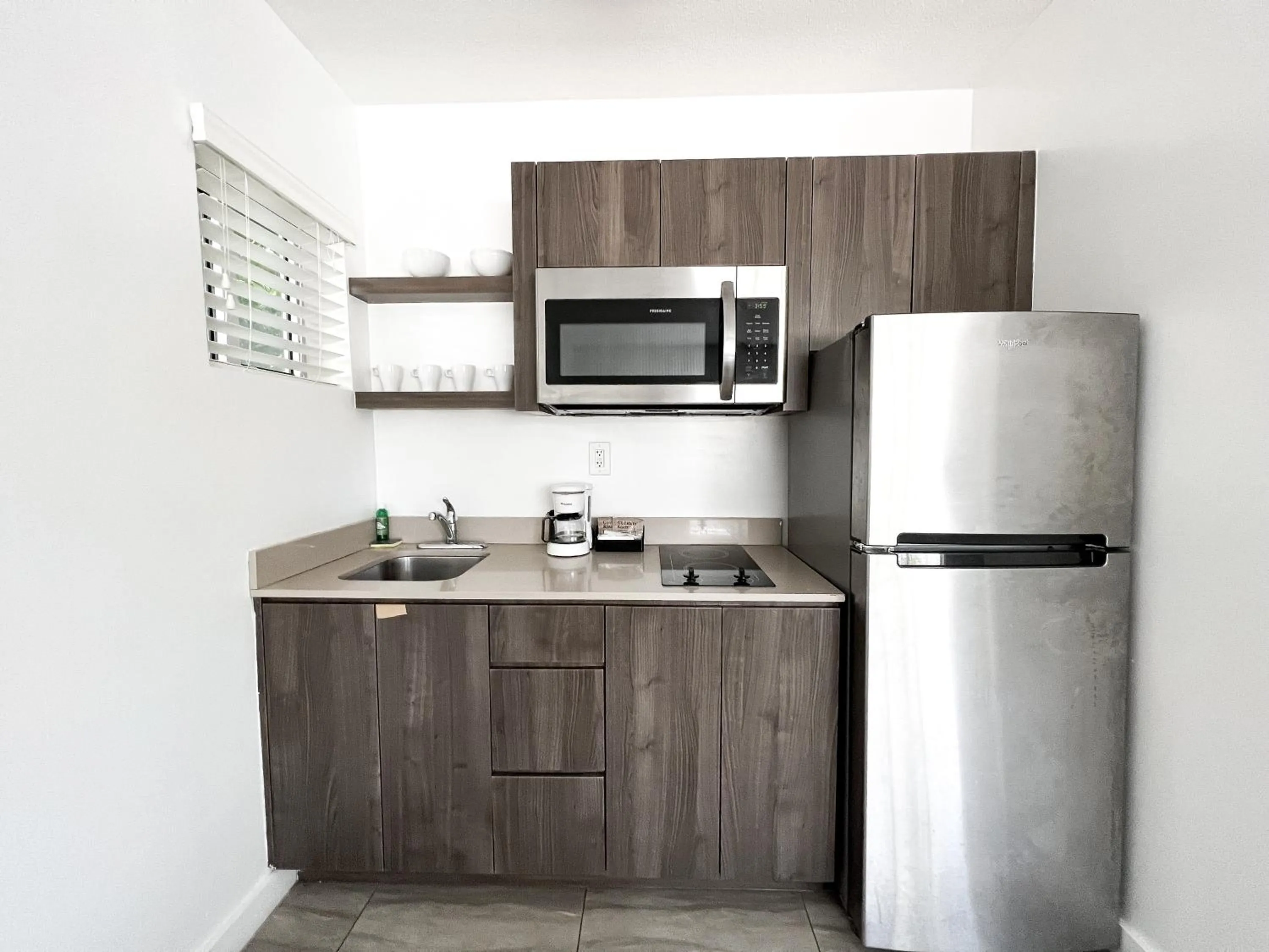 Kitchen or kitchenette in Beach Gardens