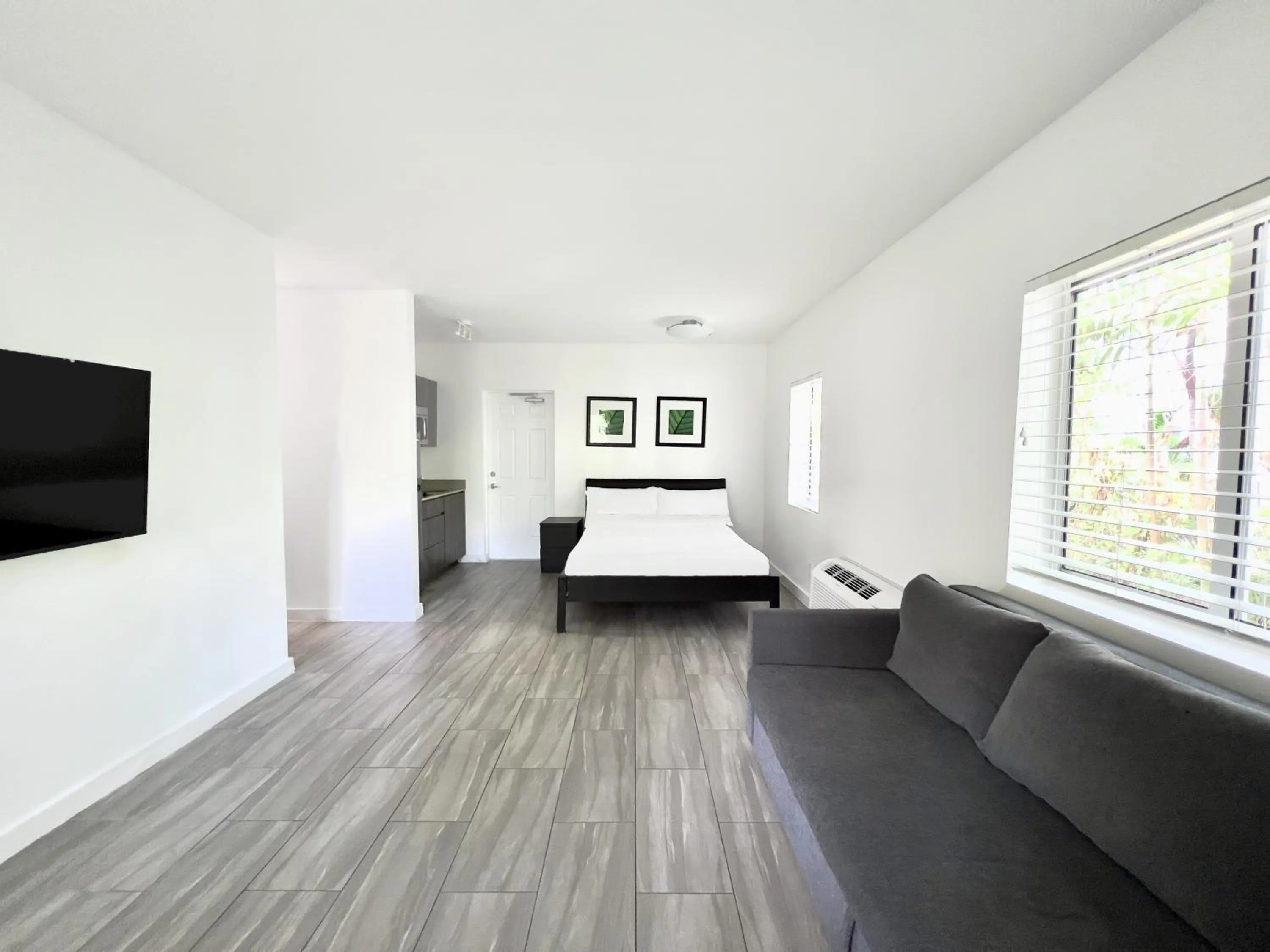 Photo of the whole room in Beach Gardens