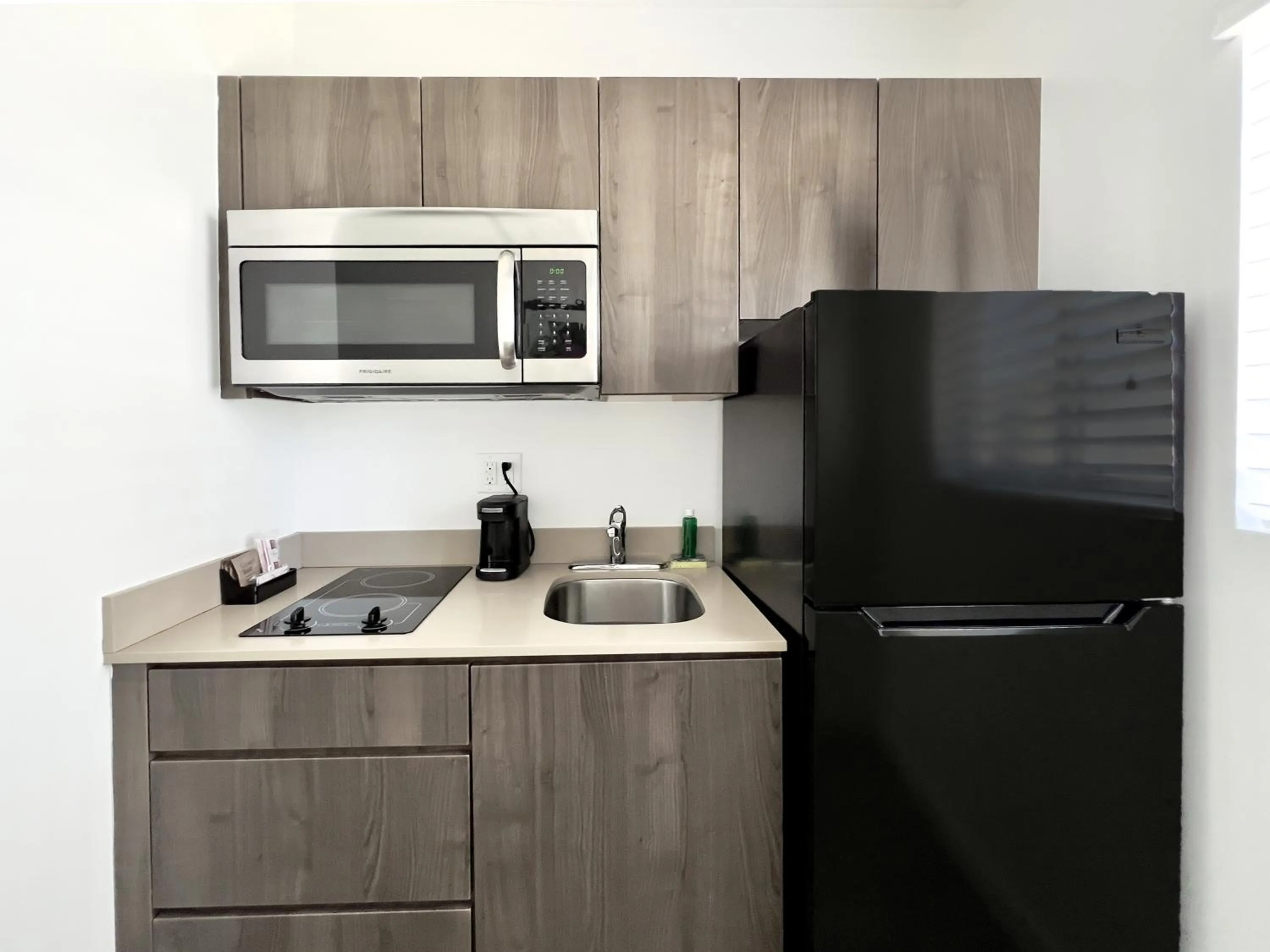 Kitchen or kitchenette in Beach Gardens