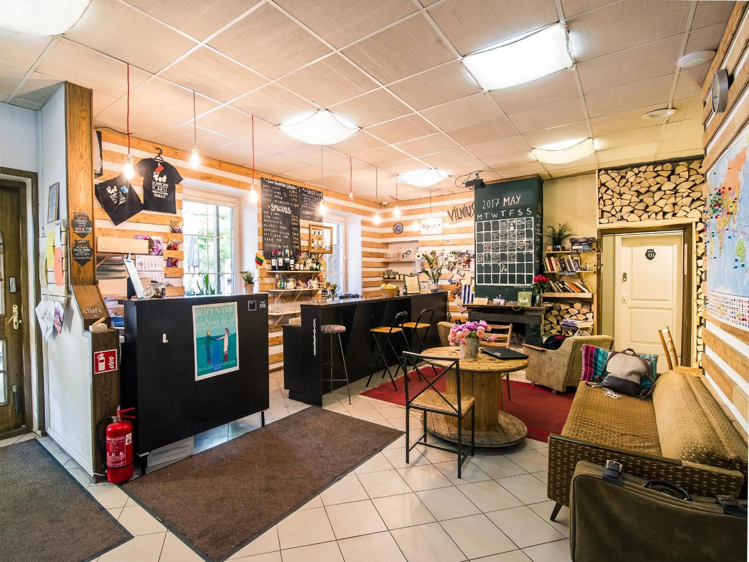 Lobby or reception in Downtown Forest Hostel & Camping