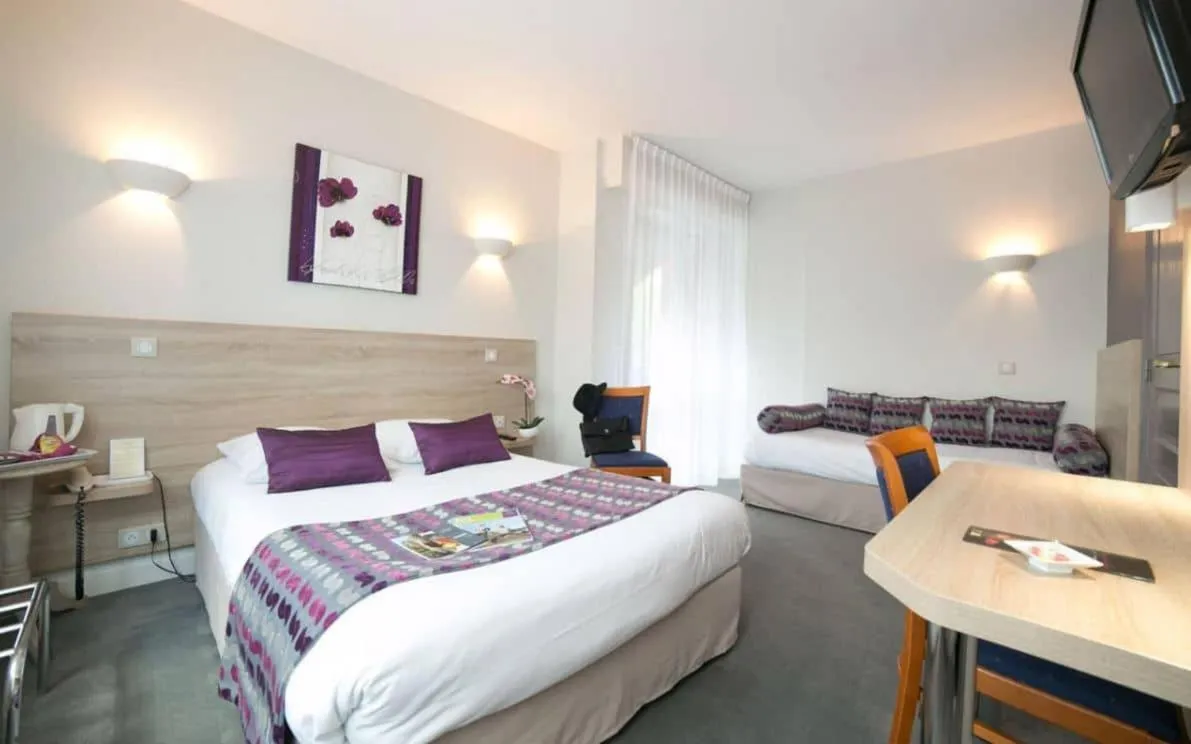 Bed in Logis Hôtel Auberge de la Rose