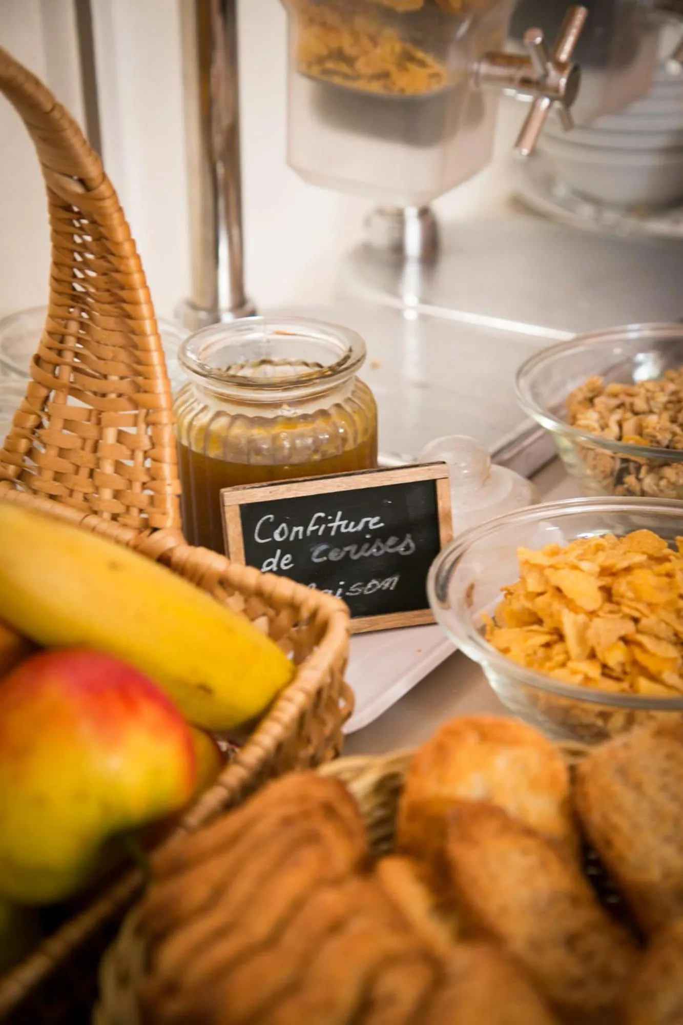 Food and drinks in Logis Hôtel Auberge de la Rose