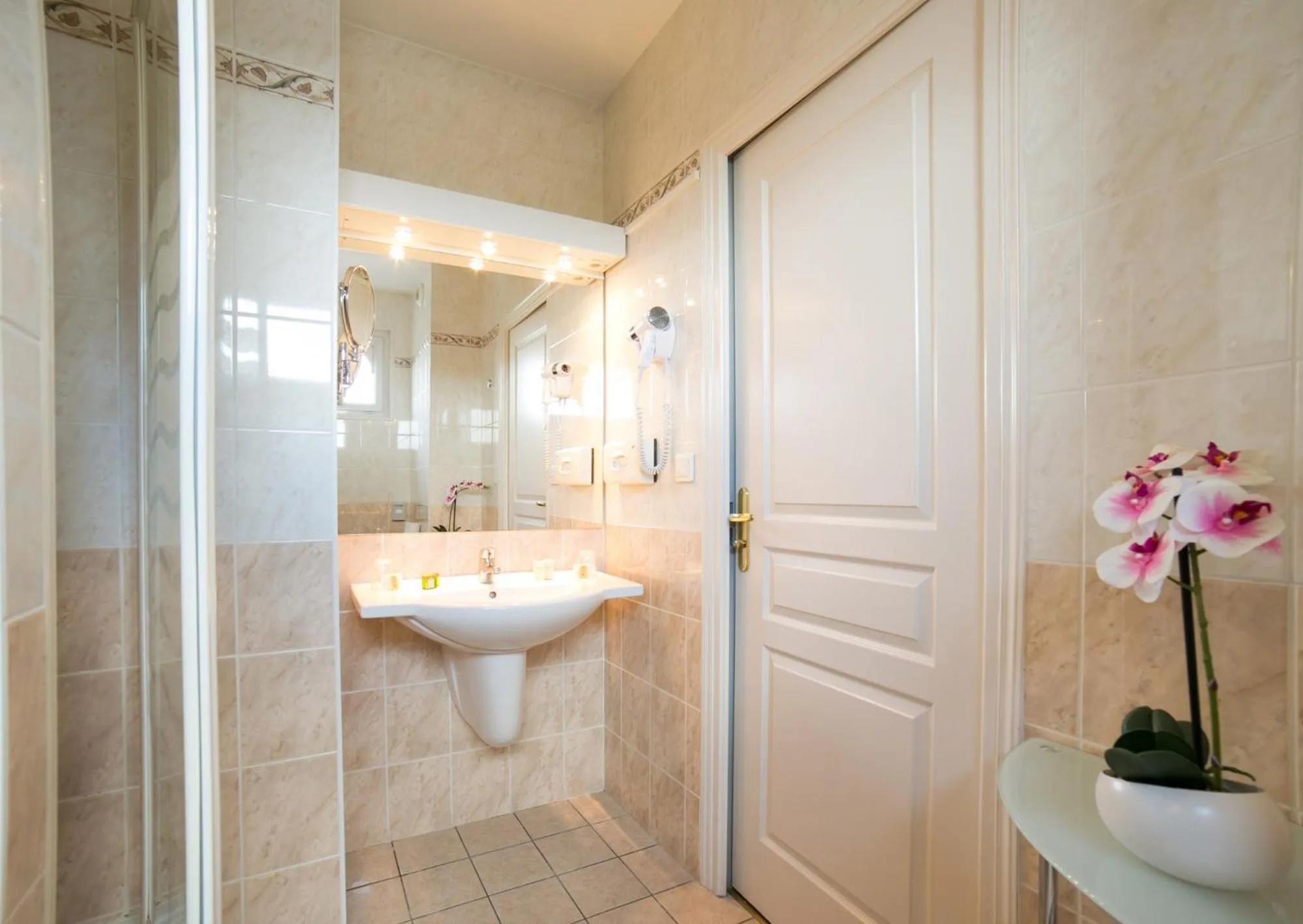 Bathroom in Logis Hôtel Auberge de la Rose