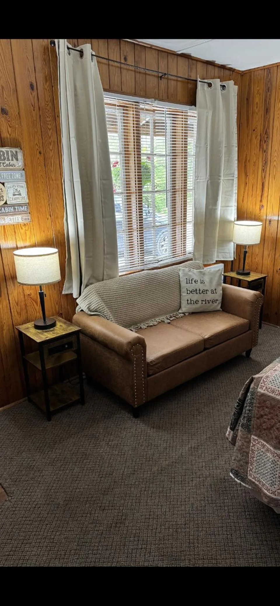Bed in The Evening Shade River Lodge and Cabins