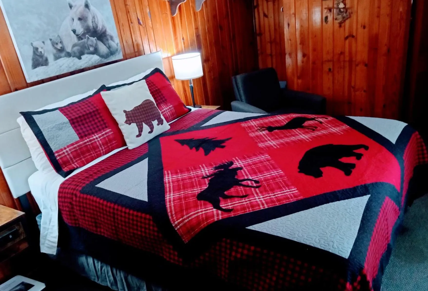 Bed in The Evening Shade River Lodge and Cabins