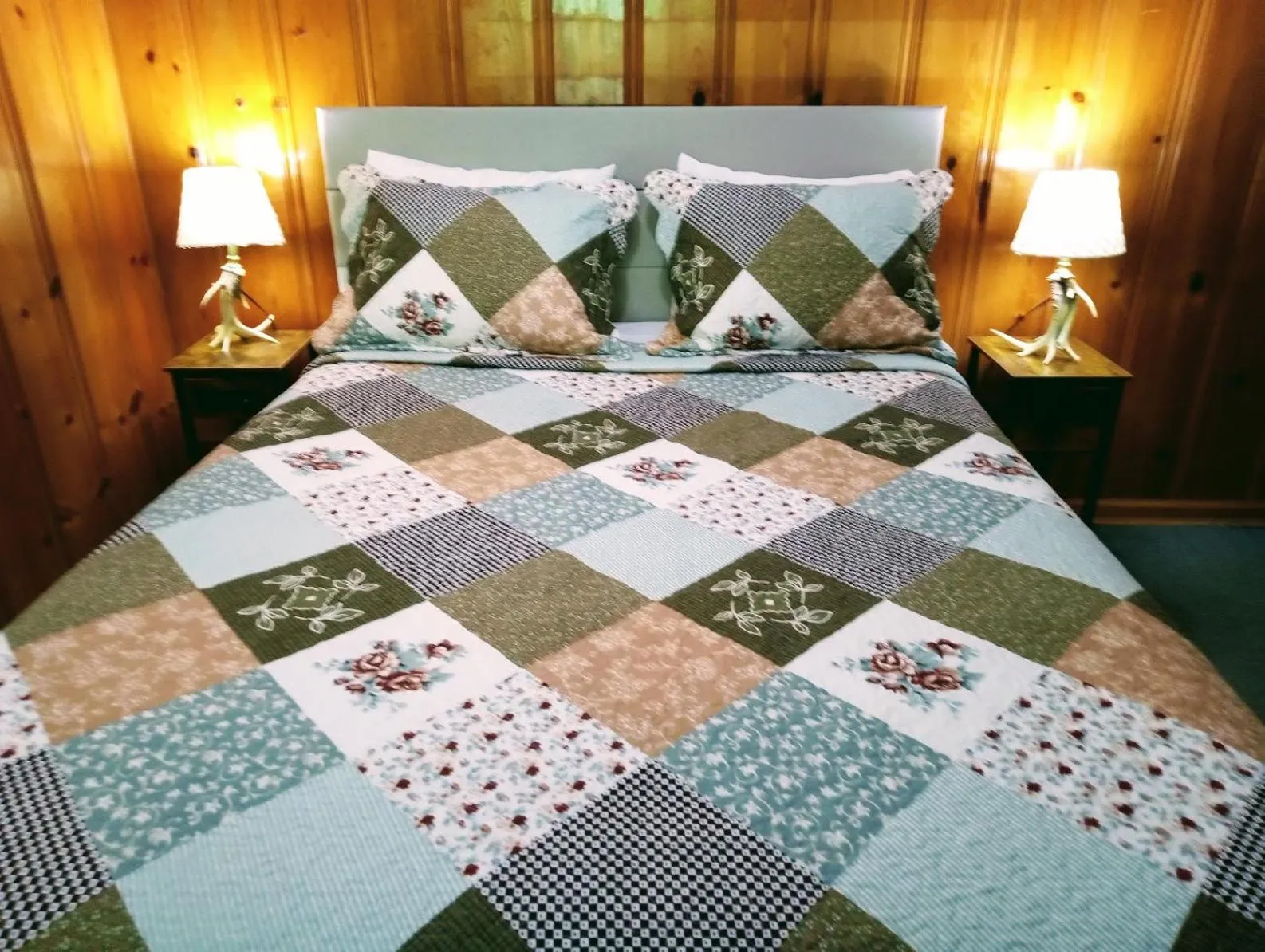 Bed in The Evening Shade River Lodge and Cabins