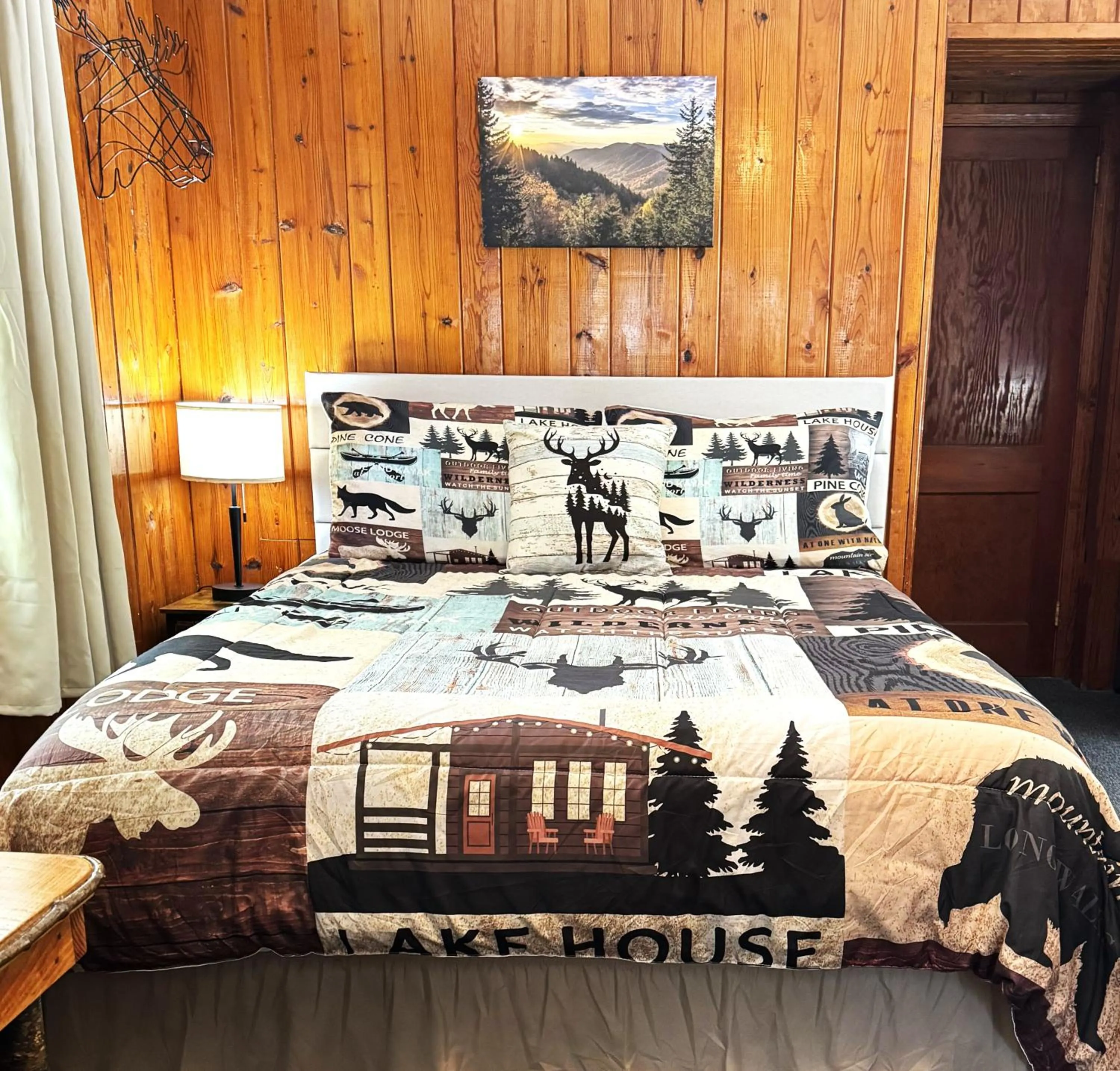 Bed in The Evening Shade River Lodge and Cabins