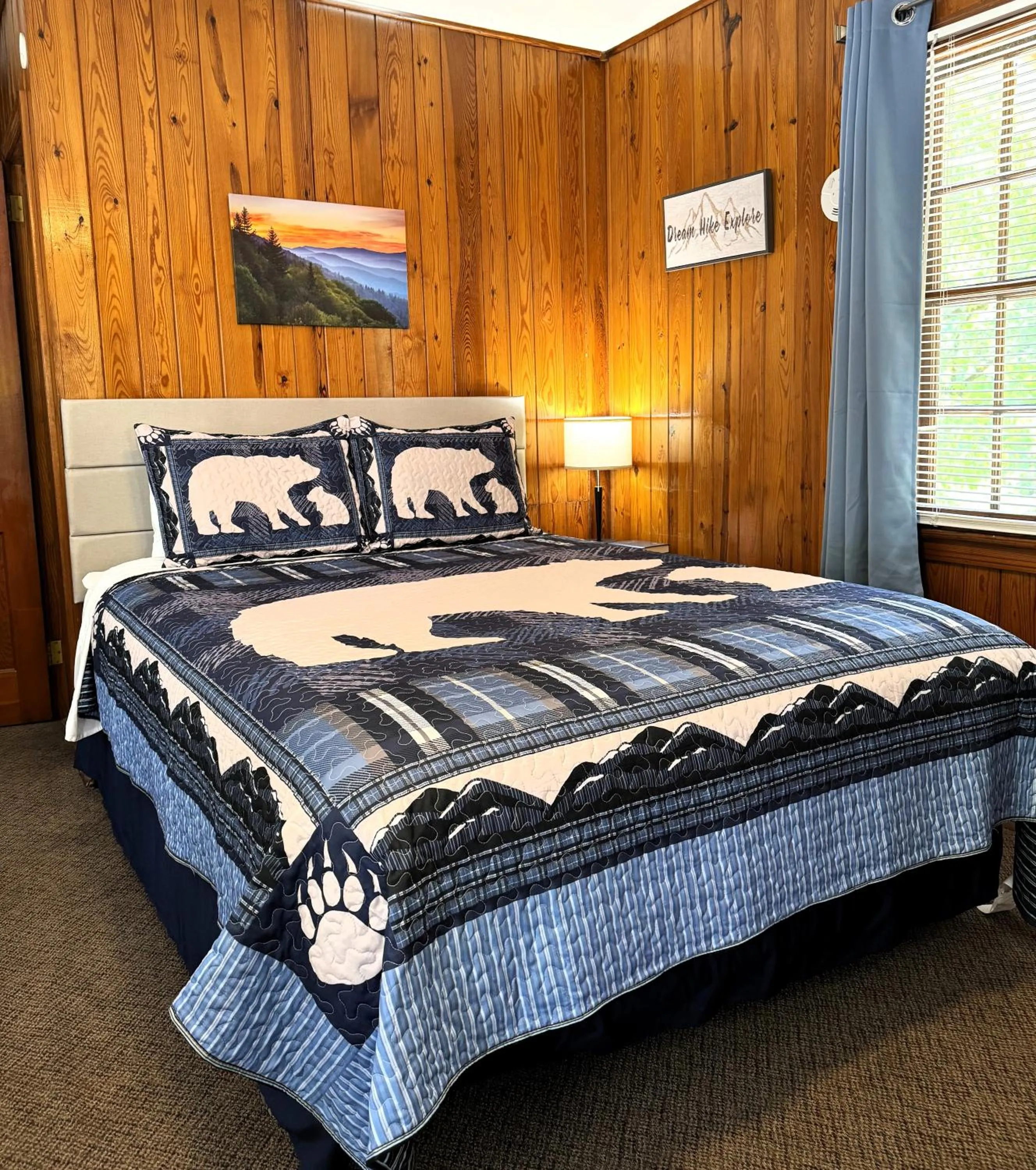 Bed in The Evening Shade River Lodge and Cabins