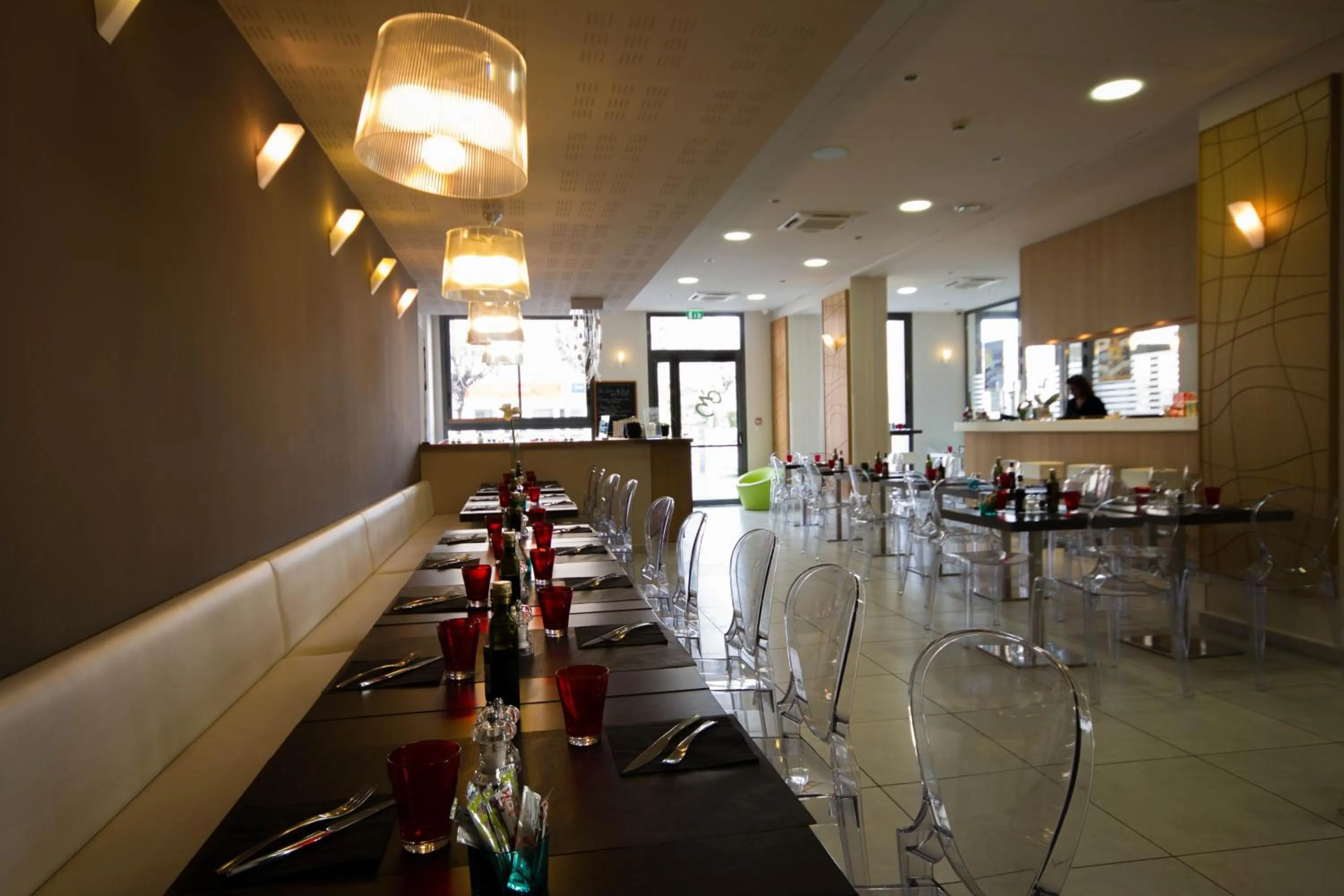 Restaurant/places to eat in Esatitude Hotel