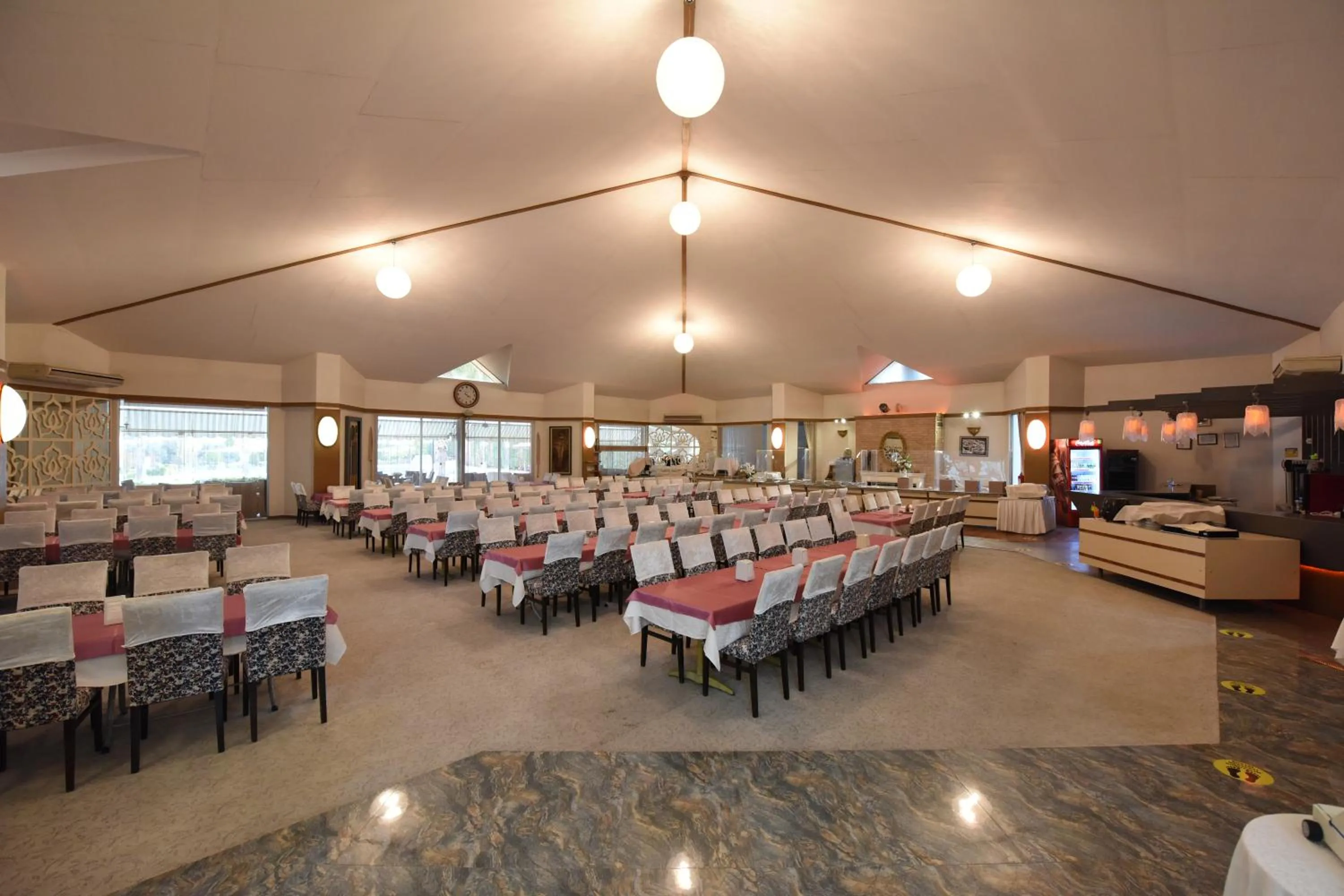 Restaurant/places to eat in Tripolis Hotel