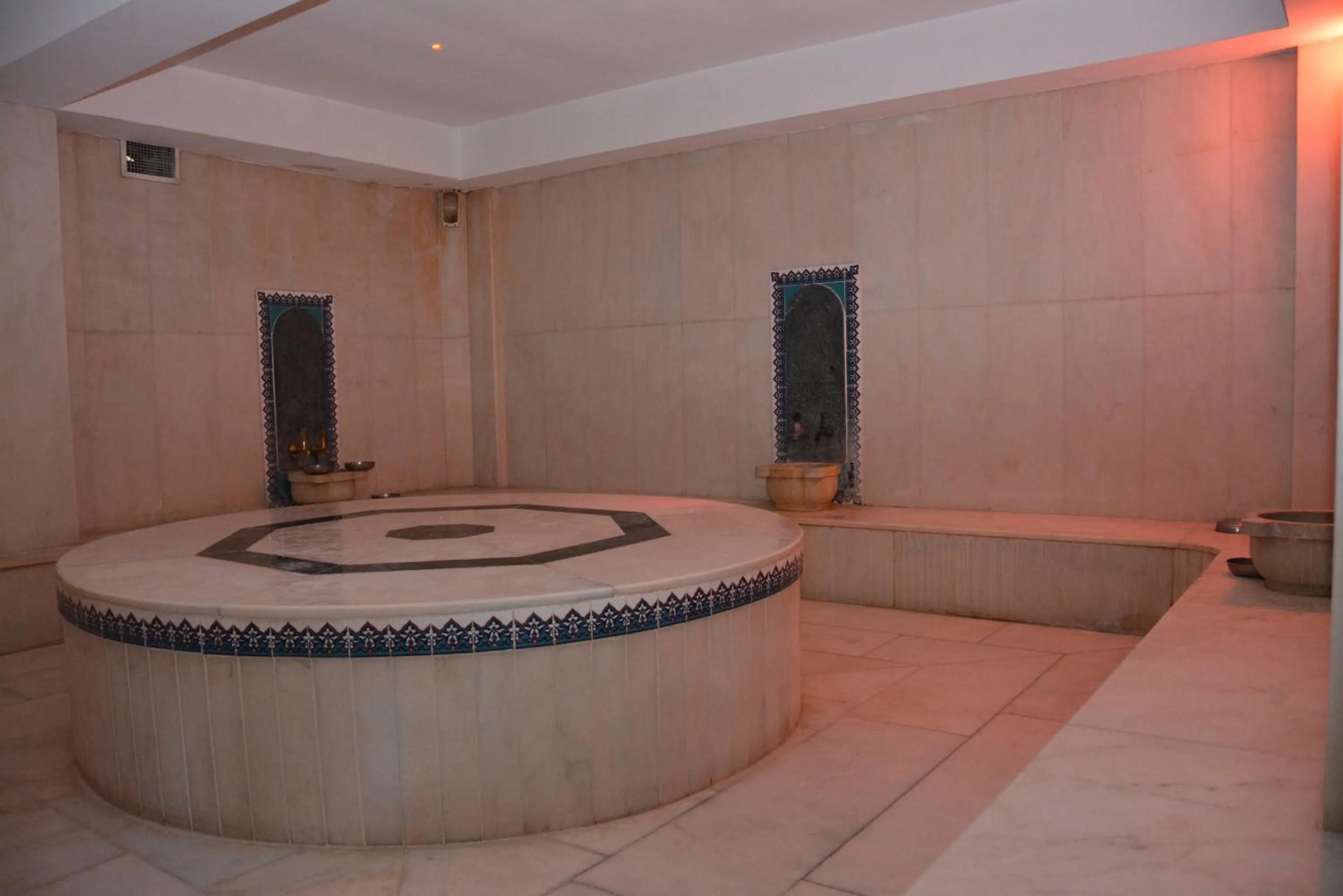 Public Bath in Tripolis Hotel