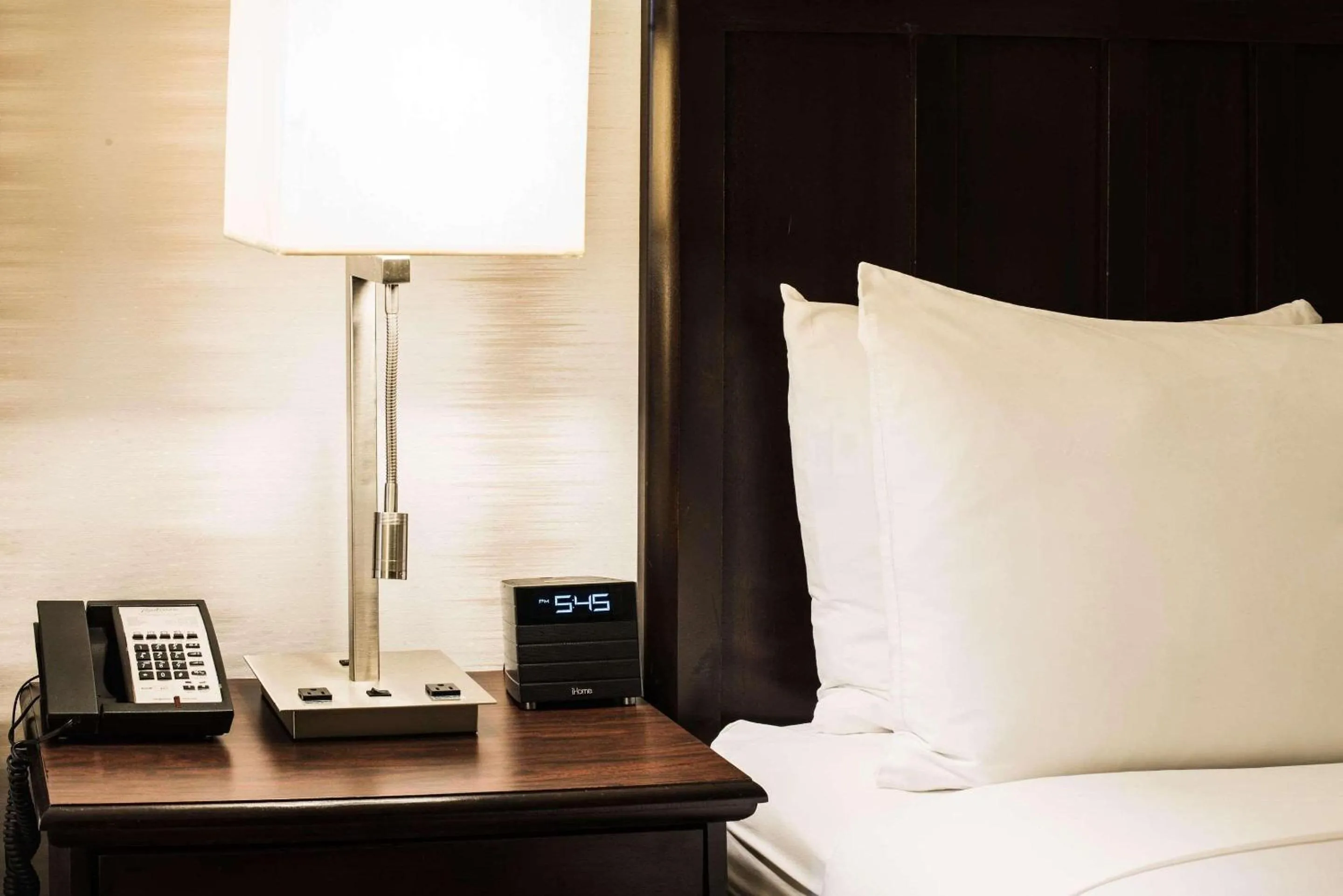 Bedroom, Bed in Radisson Hotel Fort Worth North-Fossil Creek