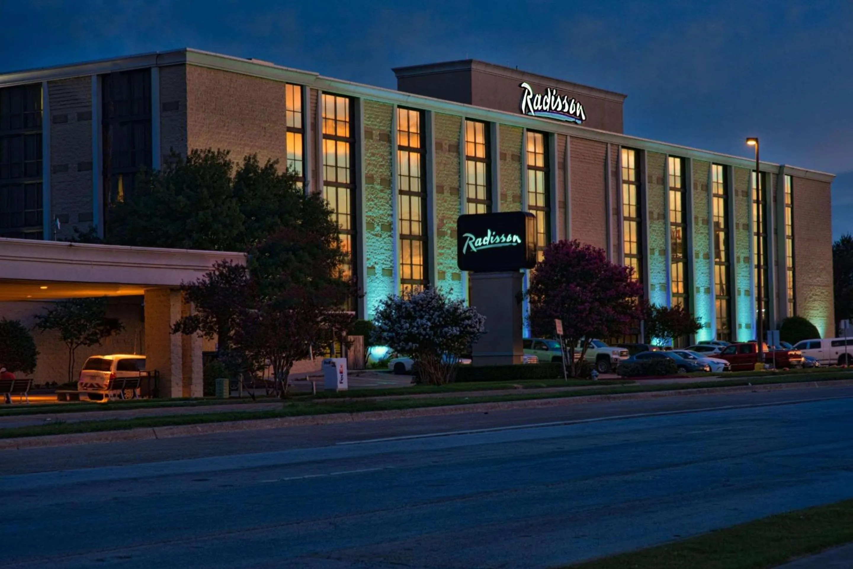 Property building in Radisson Hotel Fort Worth North-Fossil Creek