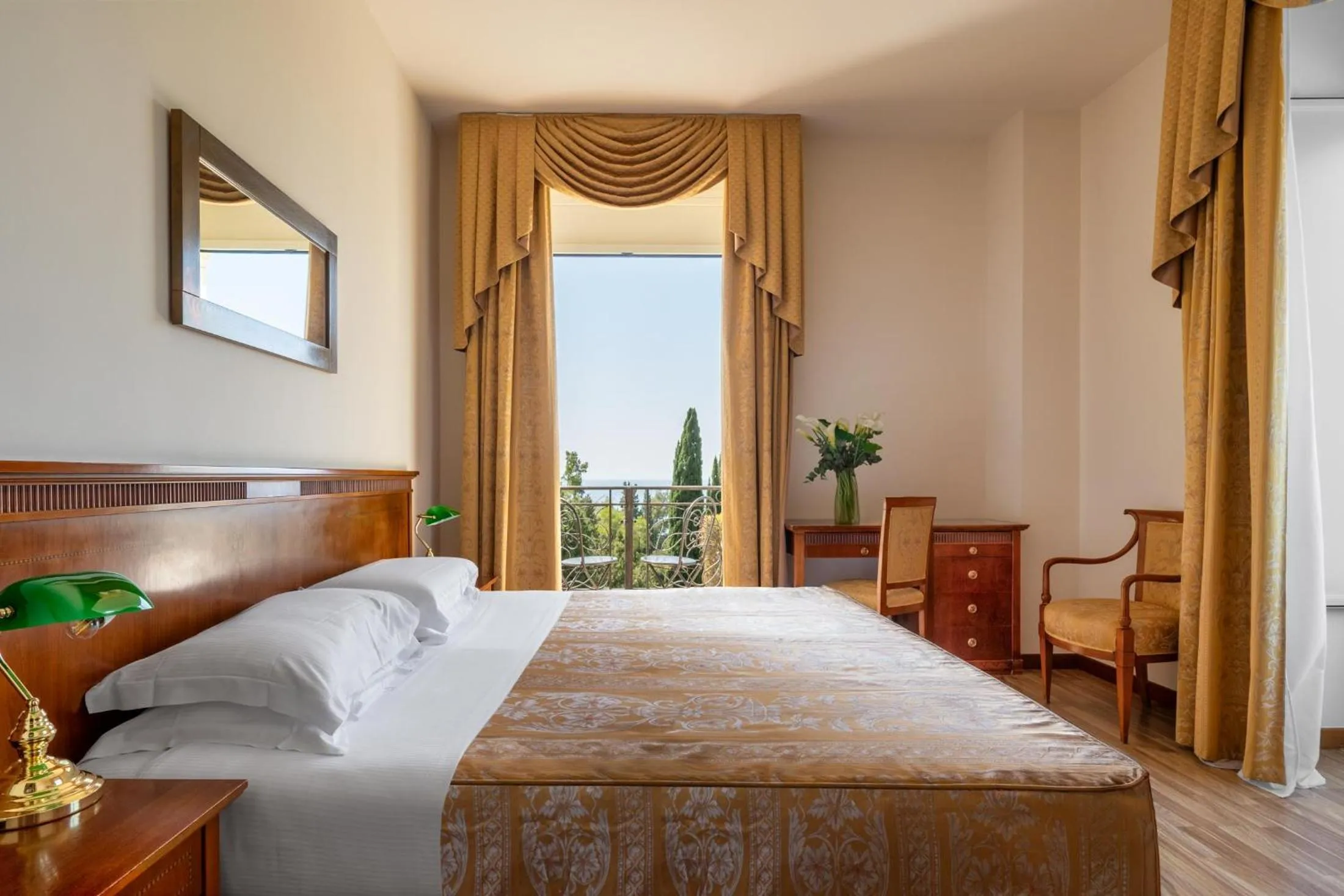 Bedroom, Bed in Excelsior Palace Hotel