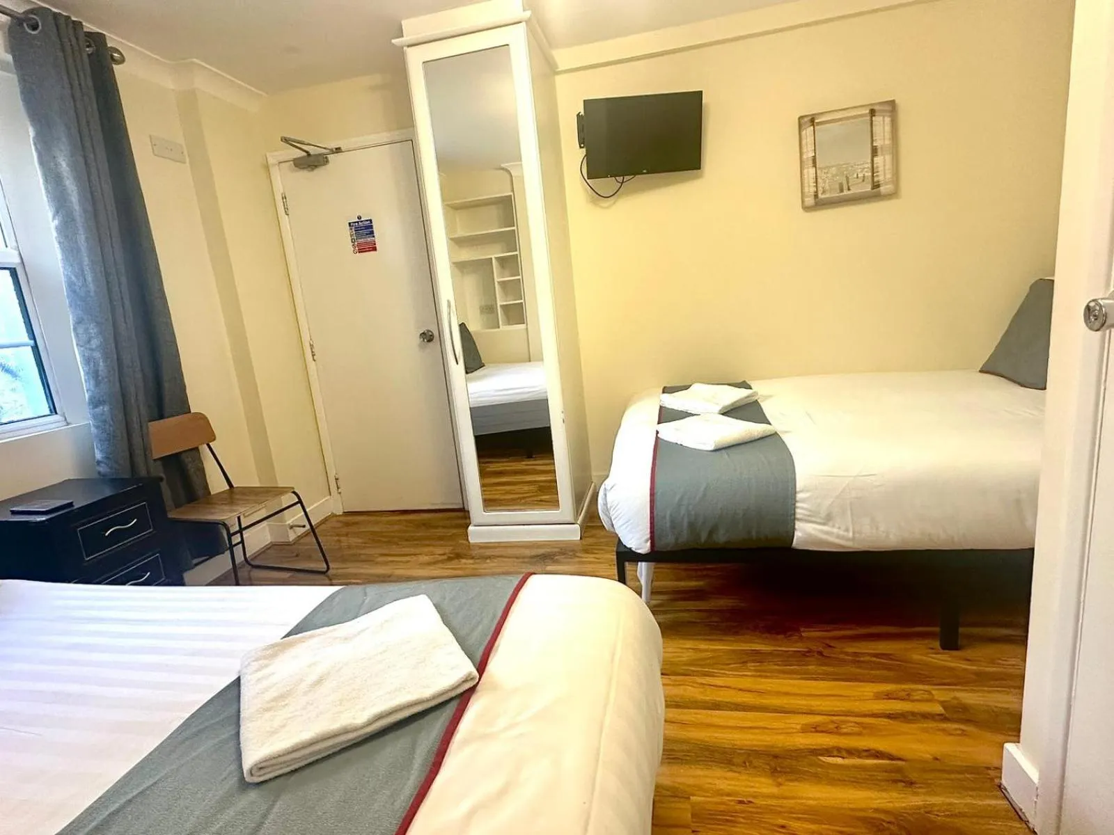 View (from property/room), Bed in Kings Cross Hotel London