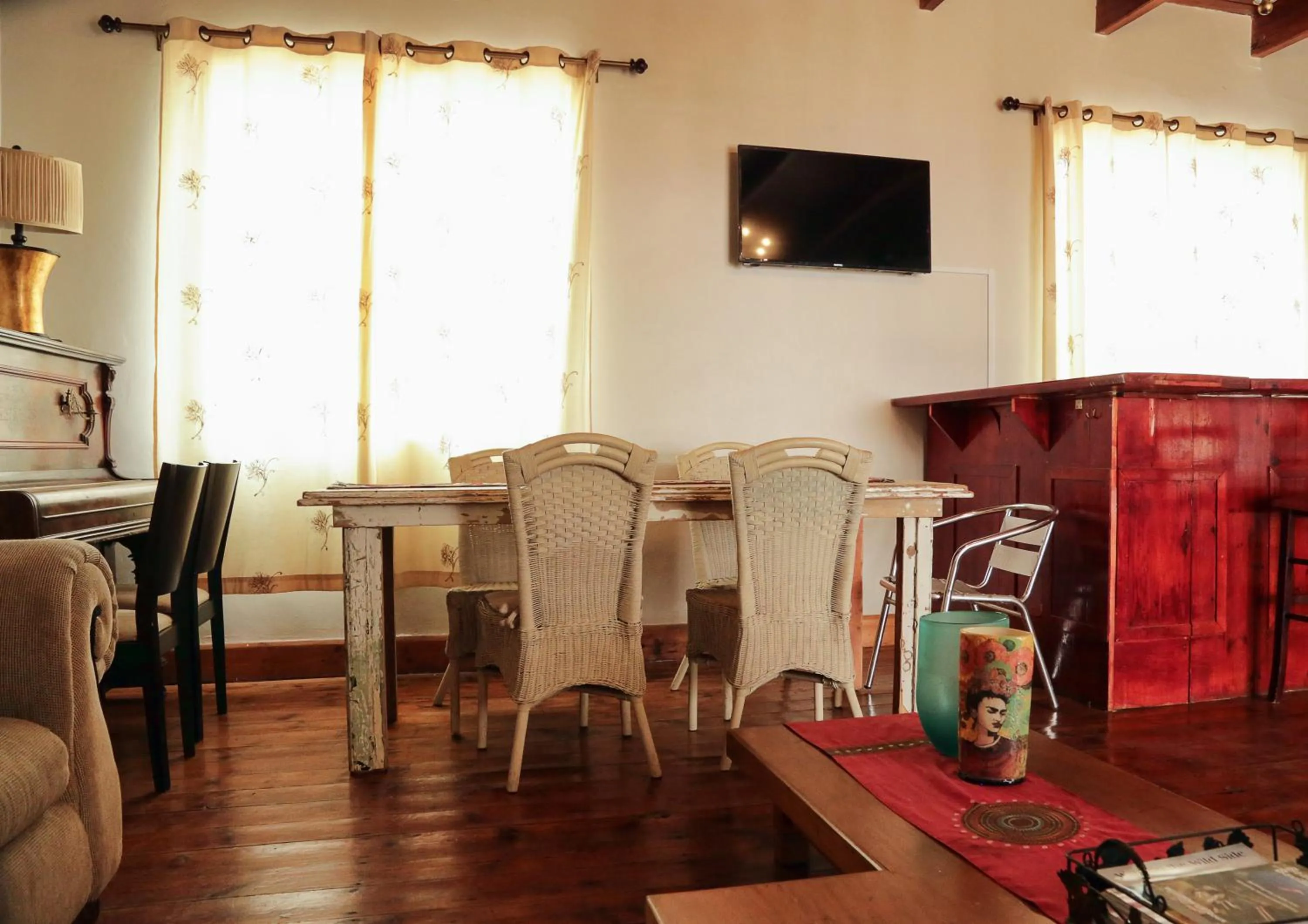 Communal lounge/ TV room in Mr Pell's House Self-Catering Accommodation