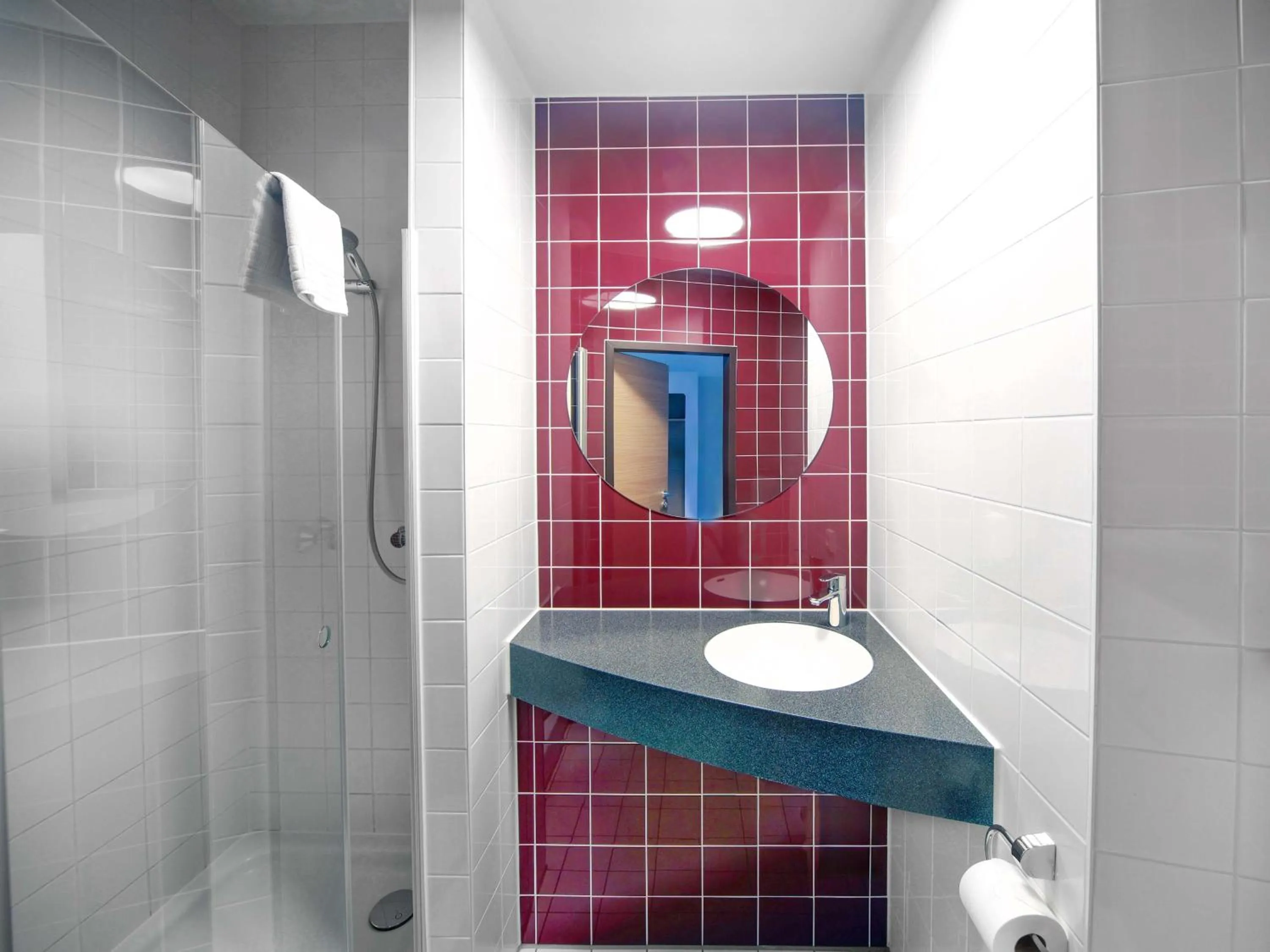 Shower in B&B Hotel Weimar