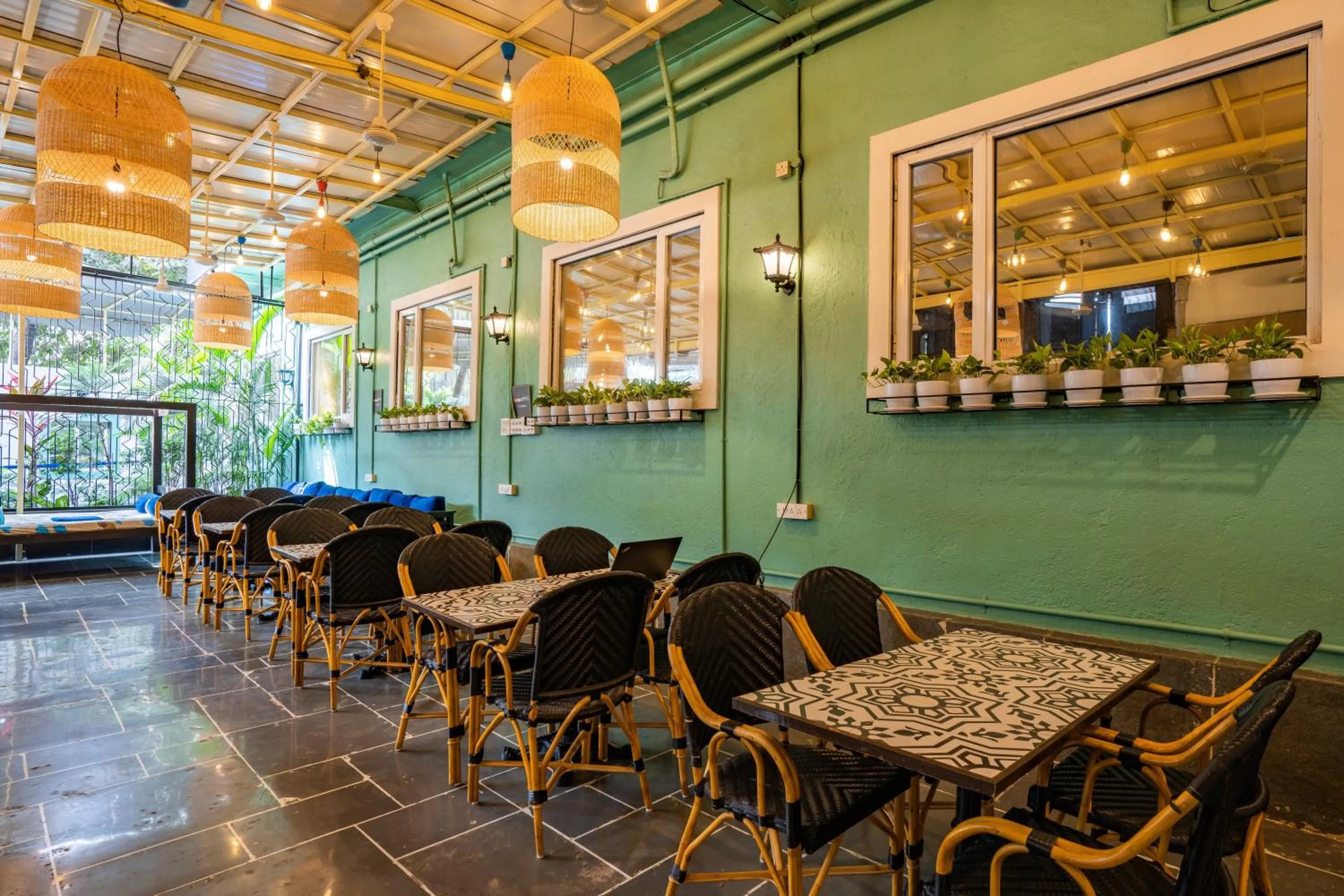 Restaurant/places to eat in Zostel Mumbai