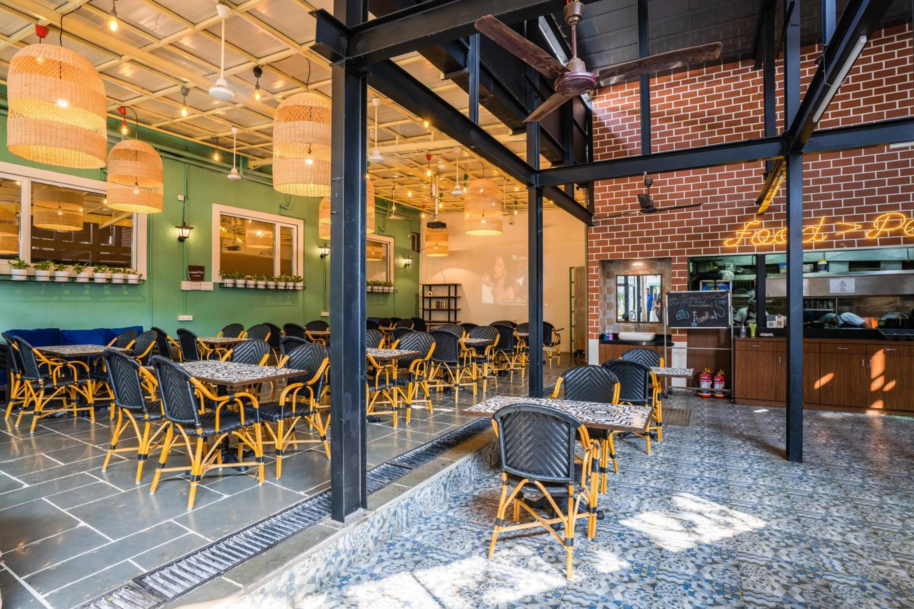 Restaurant/places to eat in Zostel Mumbai