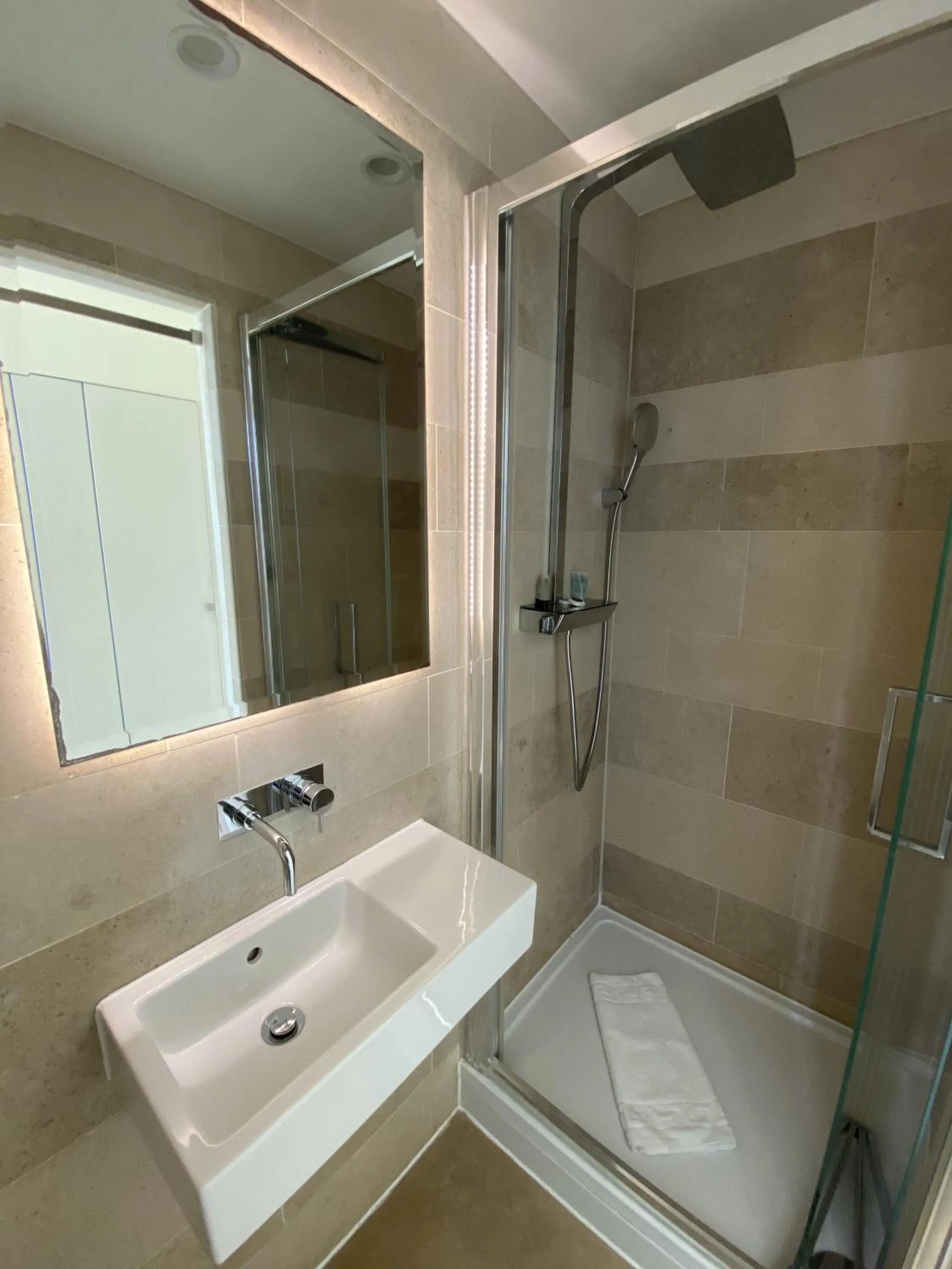 Shower in NOX Olympia
