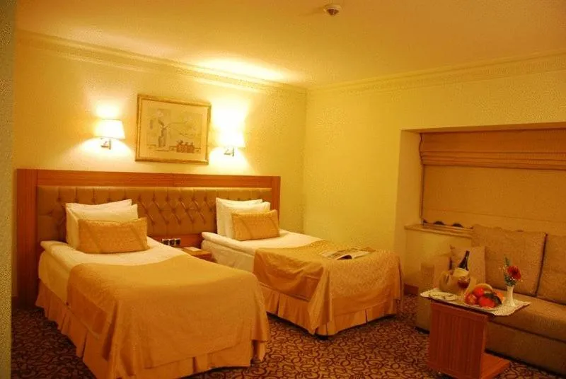 Restaurant/places to eat in Emir Royal Hotel