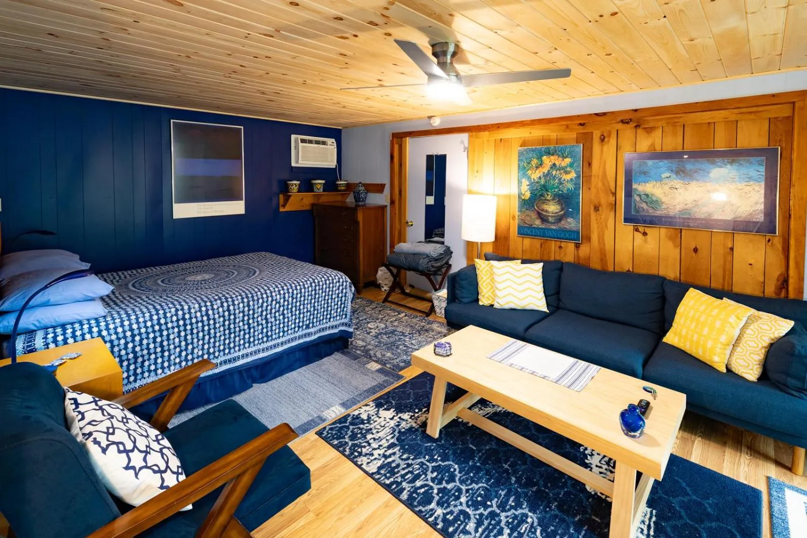 Bed in Cavalier Cottage B&B