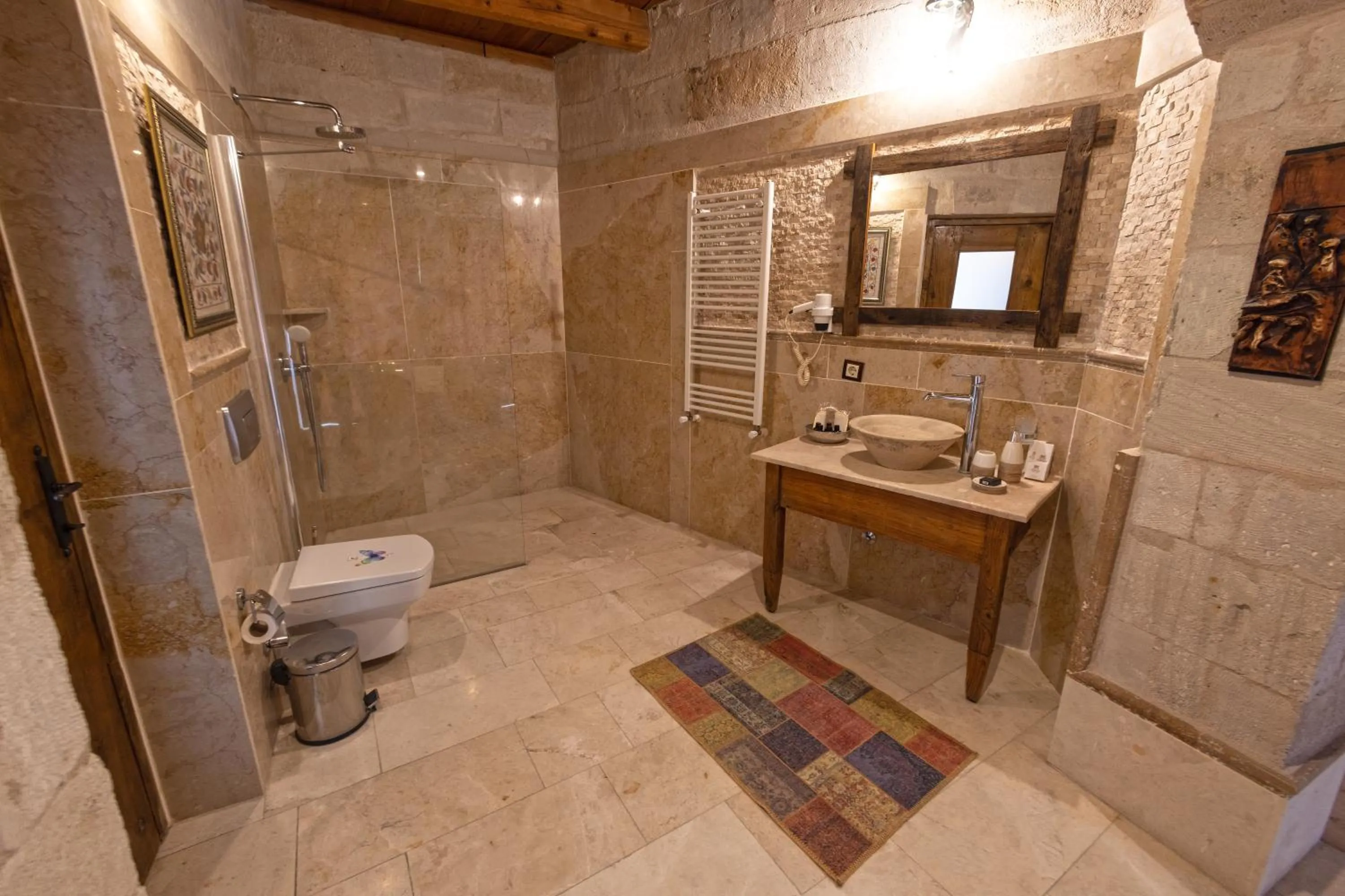 Bathroom in Sultan Cave Suites