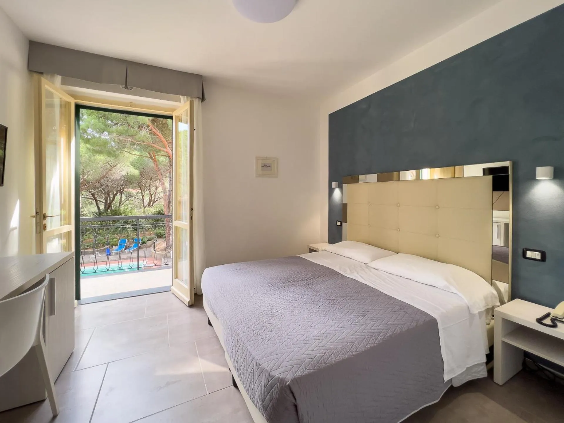 Bedroom, Bed in Hotel Brigantino