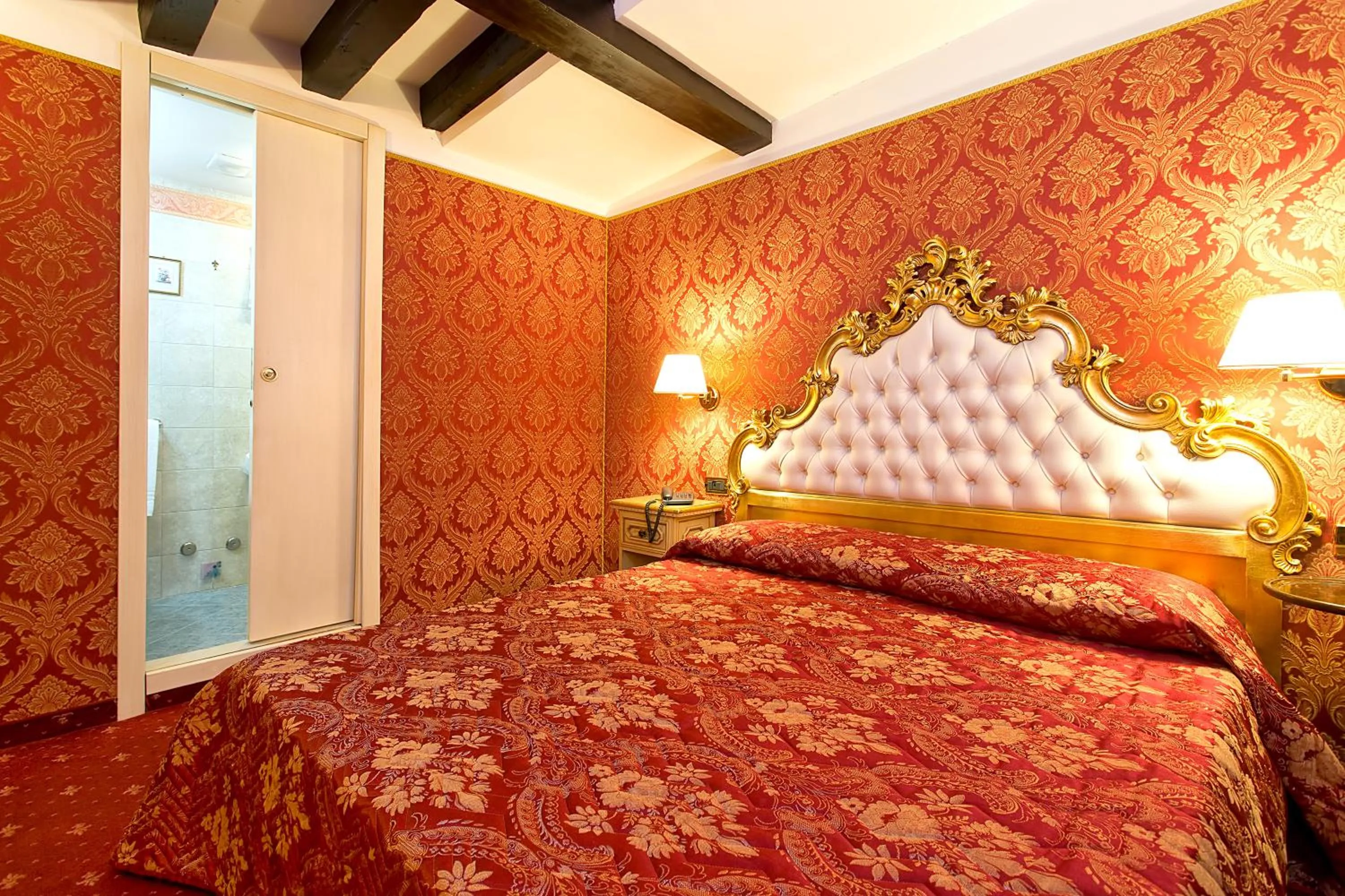 Photo of the whole room, Bed in Ca' Della Loggia