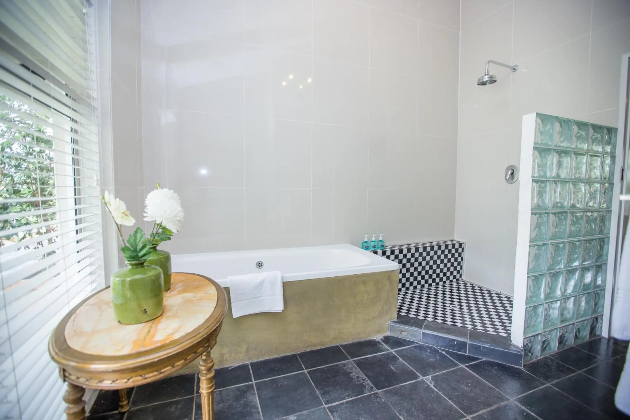 Shower, Bed in La Roca Guest House