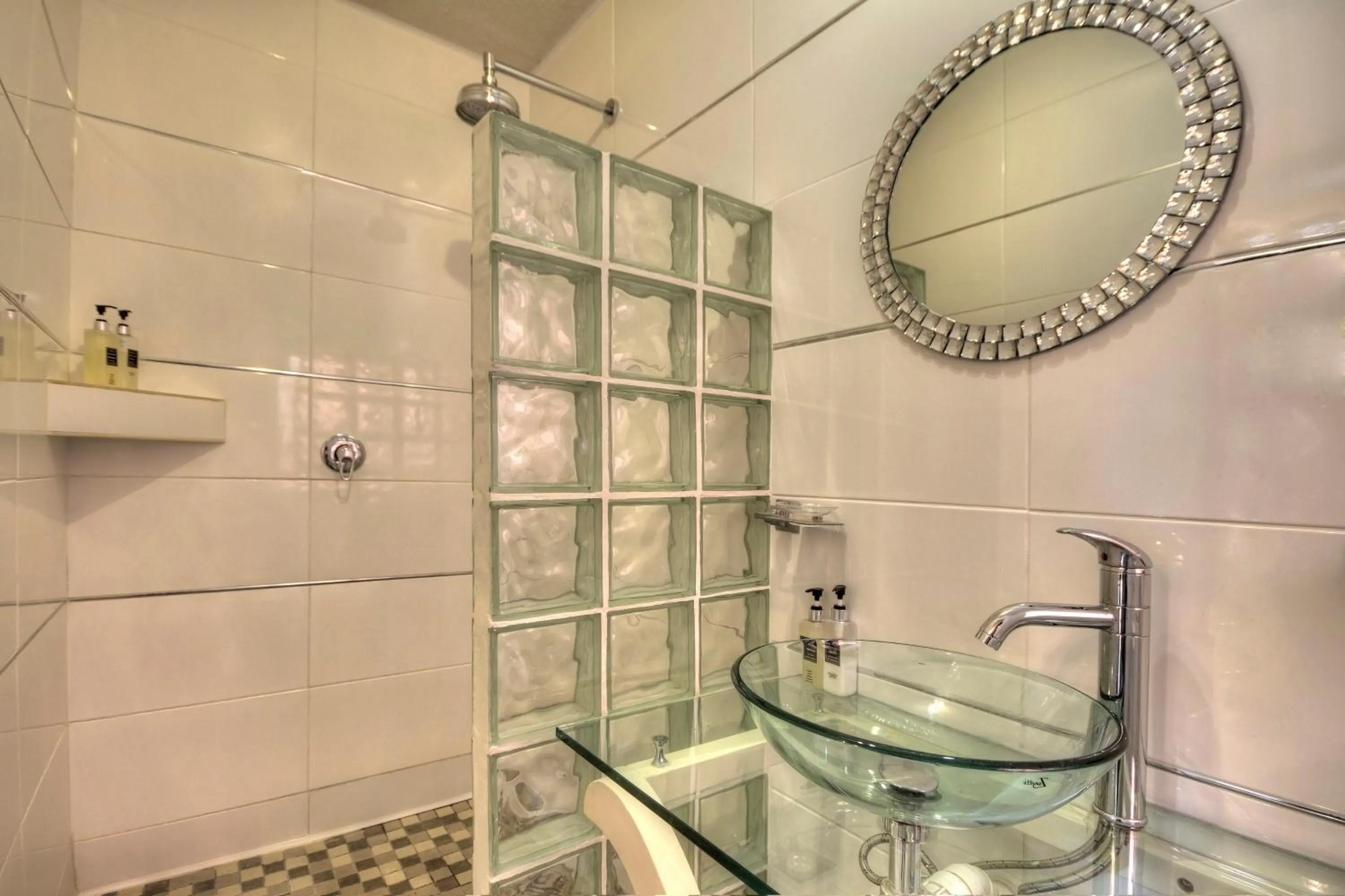 Shower in La Roca Guest House