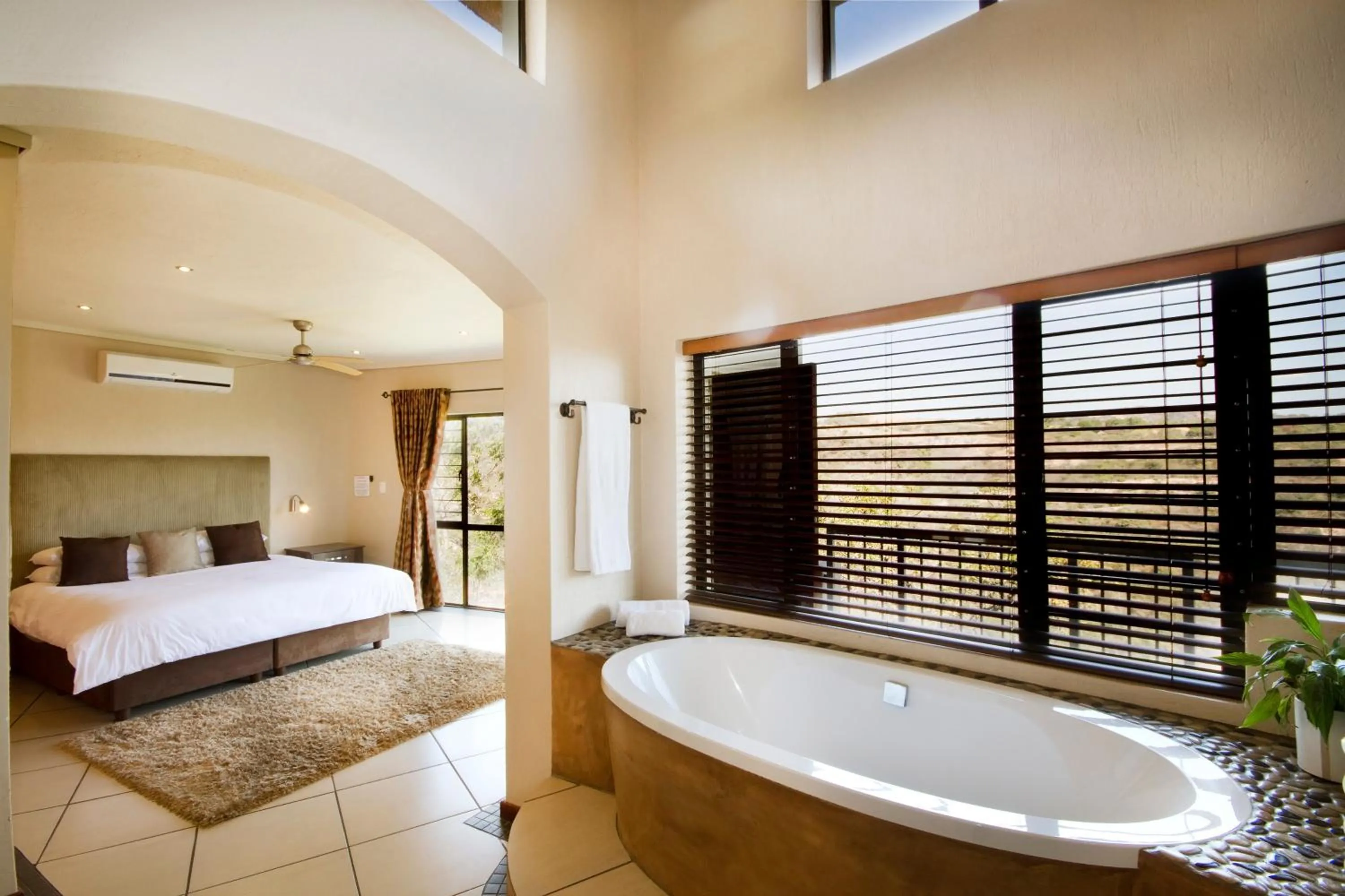 Bathroom, Bed in La Roca Guest House