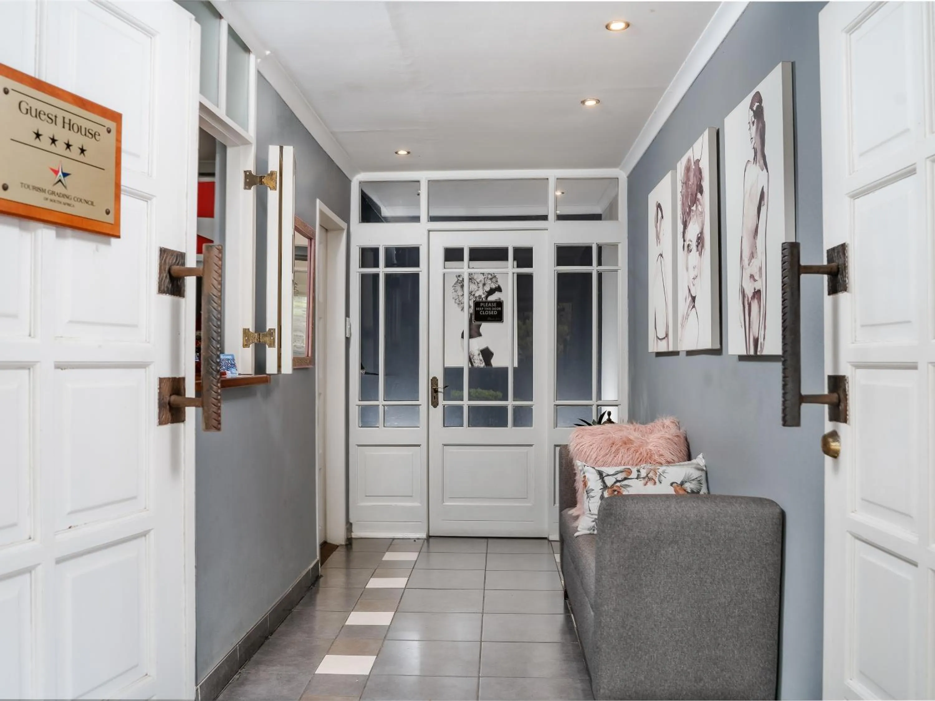 Facade/entrance in La Roca Guest House